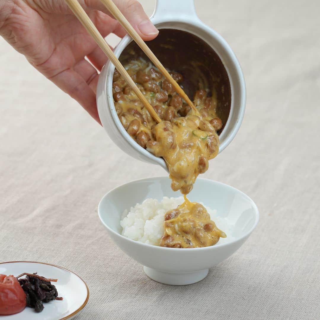 Komerco-コメルコ-さんのインスタグラム写真 - (Komerco-コメルコ-Instagram)「. \\ 再入荷のお知らせ // 30回ほどかき混ぜるだけでとろふわの納豆が完成する、納豆をおいしく食べるためのうつわ✨ . 三重県にて、萬古焼をメインとしながら料理道具やうつわを生産している #かもしか道具店 の人気アイテム。すり鉢のように内側に溝が入っており、納豆の粘りが引き出されて空気をたっぷり含んだふんわり食感になるんです😳 . 取っ手がついているので普通のお椀と比べると混ぜやすくなっているのも嬉しいポイント。納豆好きの方、ぜひ試してみてくださいね。 ------------------------------- . かもしか道具店 / なっとうバチ ふつう 白 . ▷こちらの作品はKomercoアプリでクリエイターから直接ご購入いただけます。 アプリ内「さがす」で「かもしか道具店」と検索してください🔎 . ▷iOS版Appダウンロードはプロフィールリンクから📲 @komerco_official.」3月28日 12時00分 - komerco_official