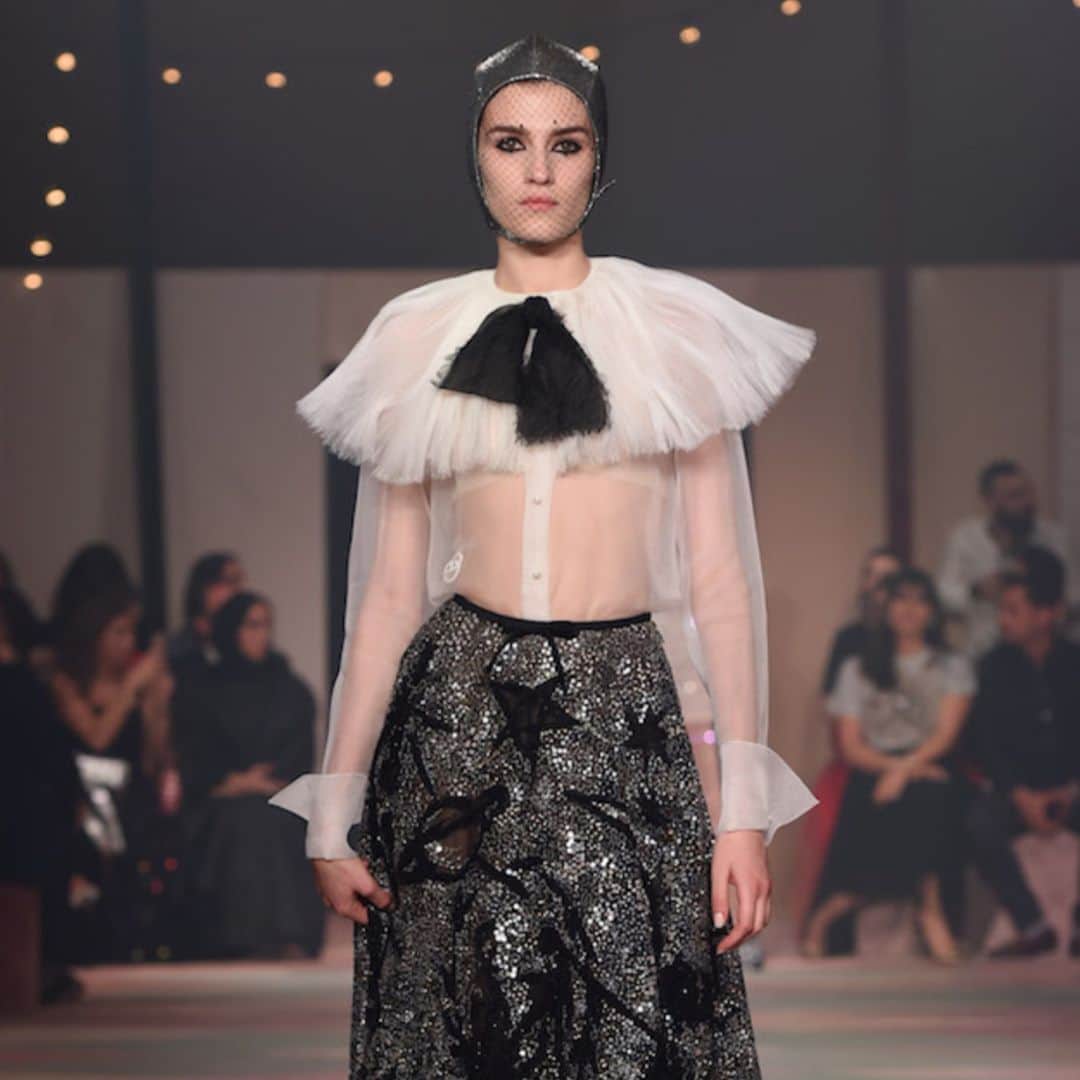 The Fashion Postさんのインスタグラム写真 - (The Fashion PostInstagram)「Dior (ディオール) がドバイにてファッションショーを初開催 Dior Shows Haute Couture Spring Summer 2019 Collection In Dubai . . Dior (ディオール) がドバイにて2019春夏 オートクチュール コレクションのリピートショーを開催した。 メゾンがドバイにてファッションショーを開催するのは今回が初の試みとなった。 . 女性のサーカス団 Mimbre (ミンブル) によるパフォーマンスとあわせて「Dior Dream Parade」と銘打ったサーカスの幻想的な世界観をパリのロダン美術館庭園にて繰り広げた Dior の2019春夏 オートクチュール コレクション。 . ドバイで発表された最新コレクションでは、特別な15ルックが新たに加わり、全83ルックがお披露目されることになった。 . 豪華なドレスにきらびやかなプリーツスカート、新たにアップデートされたアイコニックな「バー」ジャケットがコレクションをより一層際立たせた。 . ショーの後には、会場となったテントでそのままアフターパーティが開催され、一夜限りの特別な夜は大盛況のまま幕を閉じた。 . ショーの様子は勿論、華やかなパーティシーンも捉えた映像は必見。 美しい会場風景とあわせてチェックしてみてほしい。 . . また Dior からはドバイのショーでエクスクルーシヴに発表されたエンブロイダリーが美しいドレスのサヴォワールフェール動画も到着。 完成まで800時間の制作時間を要したというその丹精な職人技は必見だ。 ------------------------ . BRAND ‣ ‣ ‣ Dior ( @dior ) . . ‣ Mahana Hosoda ( @manaha_hosoda ) #TheFashionPost #TFP」3月28日 12時00分 - tfpjp