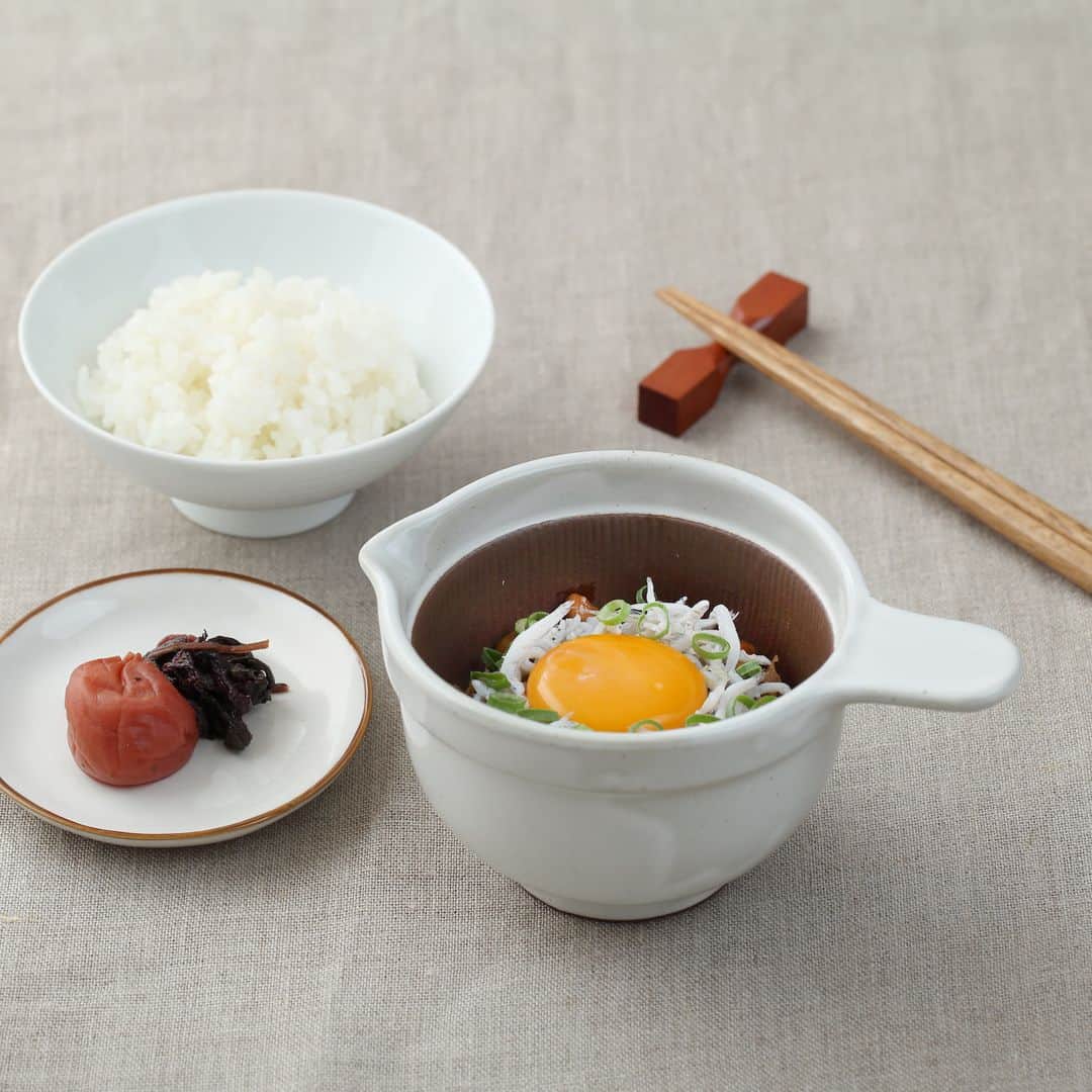 Komerco-コメルコ-さんのインスタグラム写真 - (Komerco-コメルコ-Instagram)「. \\ 再入荷のお知らせ // 30回ほどかき混ぜるだけでとろふわの納豆が完成する、納豆をおいしく食べるためのうつわ✨ . 三重県にて、萬古焼をメインとしながら料理道具やうつわを生産している #かもしか道具店 の人気アイテム。すり鉢のように内側に溝が入っており、納豆の粘りが引き出されて空気をたっぷり含んだふんわり食感になるんです😳 . 取っ手がついているので普通のお椀と比べると混ぜやすくなっているのも嬉しいポイント。納豆好きの方、ぜひ試してみてくださいね。 ------------------------------- . かもしか道具店 / なっとうバチ ふつう 白 . ▷こちらの作品はKomercoアプリでクリエイターから直接ご購入いただけます。 アプリ内「さがす」で「かもしか道具店」と検索してください🔎 . ▷iOS版Appダウンロードはプロフィールリンクから📲 @komerco_official.」3月28日 12時00分 - komerco_official