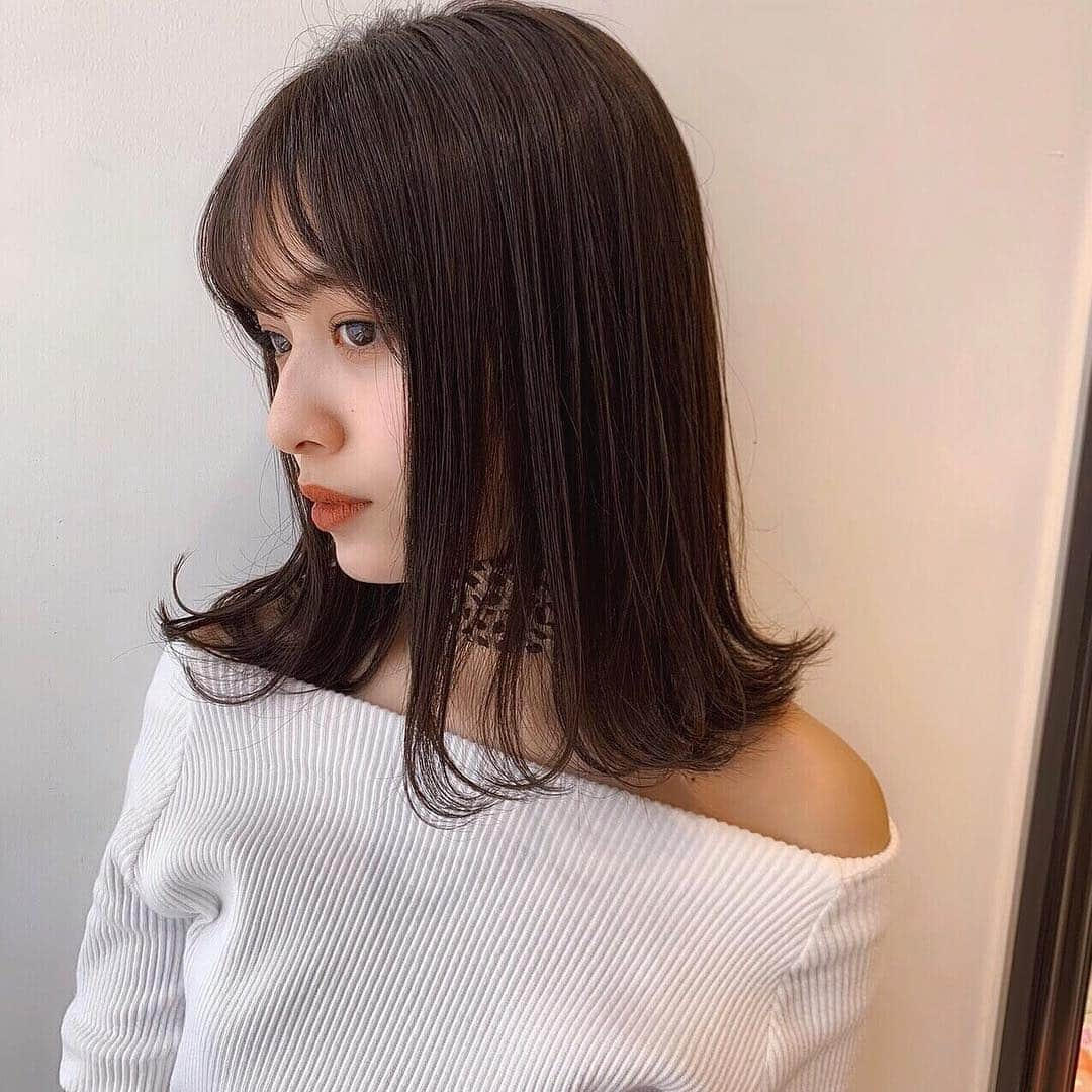 内山愛さんのインスタグラム写真 - (内山愛Instagram)「気になっていた毛先の傷みもとぅるとぅるに🥺 嫌な赤みも消えてお気に入りヘア~！ さすがのやまざきさん👨🏻‍🦰🌸 #ざきや巻き #ヘアカラー #ミディアムヘア #ヘアスタイル #instagood #instagram #selfie #me #camera #film #makeup #love #happy #smile #likeforlikes #like4follow #likes #ootd #fashion #hair #hairstyle #japan #flower #cafe」3月28日 11時57分 - ai_uchiyama