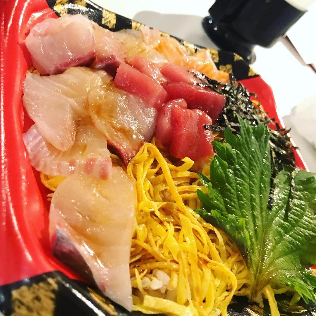 のインスタグラム：「オンエア前に海鮮丼🐟  このボリュームで480円です！  12:30より エフエム福岡「ラジ★ゴン」 今日のテーマは徹夜話😎 聞いてください‼️ SUPER RADIO MONSTER ラジ★ゴン | FM FUKUOKA | 2019/03/28/木 | 12:30-14:55 http://radiko.jp/share/?t=20190328123000&sid=FMFUKUOKA  #toggy #kaisendon #japanesefood #sashimi #fmrajigon #fmfukuoka #radiko」