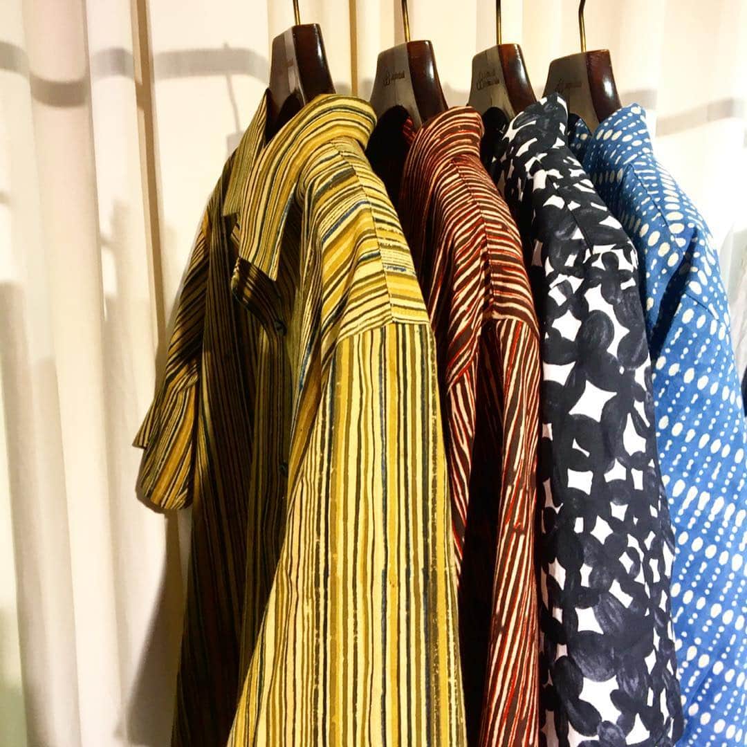 のインスタグラム：「. JOHNBULL shirts lot.13578 / ¥12,000+tax . 手作業で行うスタンププリントを施しており、1つ1つ表情のある手書きのような柄が印象的なアイテムです。 . . #johnbull #johnbullprivatelabo  #spring #shirts #bigsilhouette #strip #standerd #newarrivals #newin #pickupitems  #2019ss #ジョンブル #ジョンブルプライベートラボ #シャツ #ビッグシルエット #オーバーサイズ #ストライプシャツ #柄シャツ #定番アイテム #春の新作 #新作入荷 #大人カジュアル」