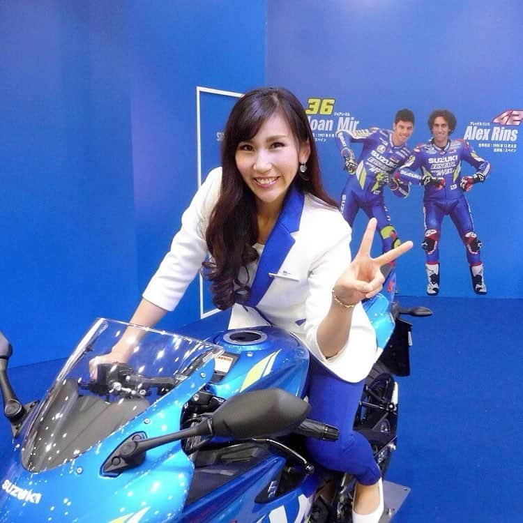 岡村真依さんのインスタグラム写真 - (岡村真依Instagram)「後ろから２人に見られてる感じ🙈💖 ・ #suzuki #bike #モーターサイクルショー #motorcycle #ライダー にみえる？ #promotionalmodel #イベント #💋」3月28日 12時03分 - maimai_maai