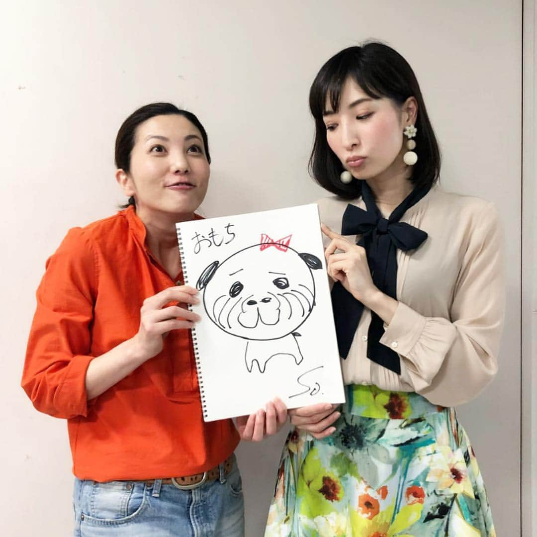 真飛聖さんのインスタグラム写真 - (真飛聖Instagram)「えりたん画伯が おもちを描いてくれました🐶  見てください！ この 画伯の 得意げな顔 （笑）  3枚目 みて みなさんも似ているか 確認して見てくださいね👀  ん〜でも なかなか いいとこついてますよね（笑）  ありがとう、えりたん♡  #壮一帆 さん #おリボン付けてくれた #一応女の子だから#笑 #よかったね#おもち #真飛聖」3月28日 12時04分 - sei_matobu