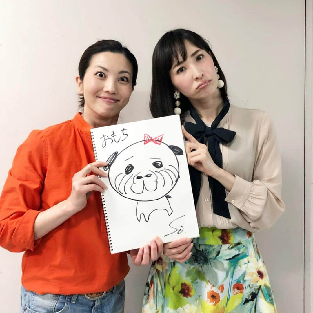 真飛聖さんのインスタグラム写真 - (真飛聖Instagram)「えりたん画伯が おもちを描いてくれました🐶  見てください！ この 画伯の 得意げな顔 （笑）  3枚目 みて みなさんも似ているか 確認して見てくださいね👀  ん〜でも なかなか いいとこついてますよね（笑）  ありがとう、えりたん♡  #壮一帆 さん #おリボン付けてくれた #一応女の子だから#笑 #よかったね#おもち #真飛聖」3月28日 12時04分 - sei_matobu