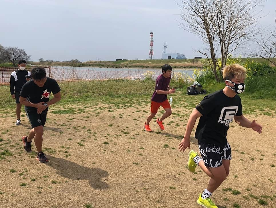 那須川天心さんのインスタグラム写真 - (那須川天心Instagram)「朝ラン！ 今日もやりきりました。 天気も良く走りやすい！ これからまた練習👍 頑張るぞー！！ #ラントレ #朝ラン #永末式 #河川敷 #最高」3月28日 12時18分 - tenshin.nasukawa