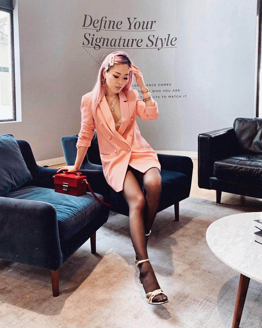 AikA♡ • 愛香 | JP Blogger • ブロガーさんのインスタグラム写真 - (AikA♡ • 愛香 | JP Blogger • ブロガーInstagram)「Pink blazer dress, ditching the matching pants and swapping for sheer tights + gold sandals for a meeting? I am totally breaking the rule 💕✨ Exciting news & More on my IG stories ➰ ===== #springstyle #imwearingri #5feetstyle #zarawoman #pinkhair #hairclips #seattle」3月28日 12時17分 - aikaslovecloset