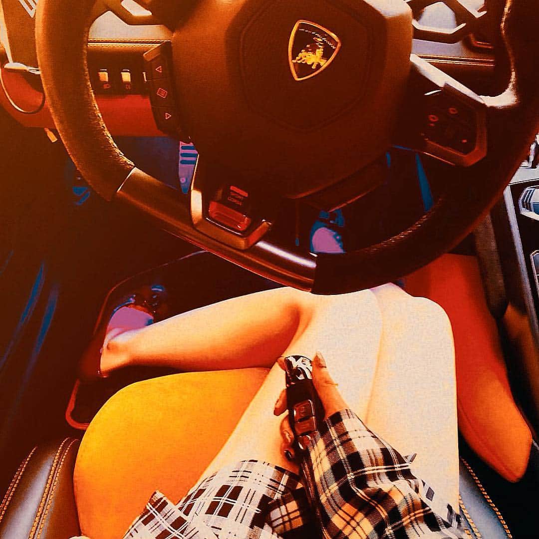 のインスタグラム：「これ海外のインスタで見てやってみたかった🥺❣️www 怖くて運転出来ないけどwww ． #ランボルギーニ #サキラファ #仲良し」