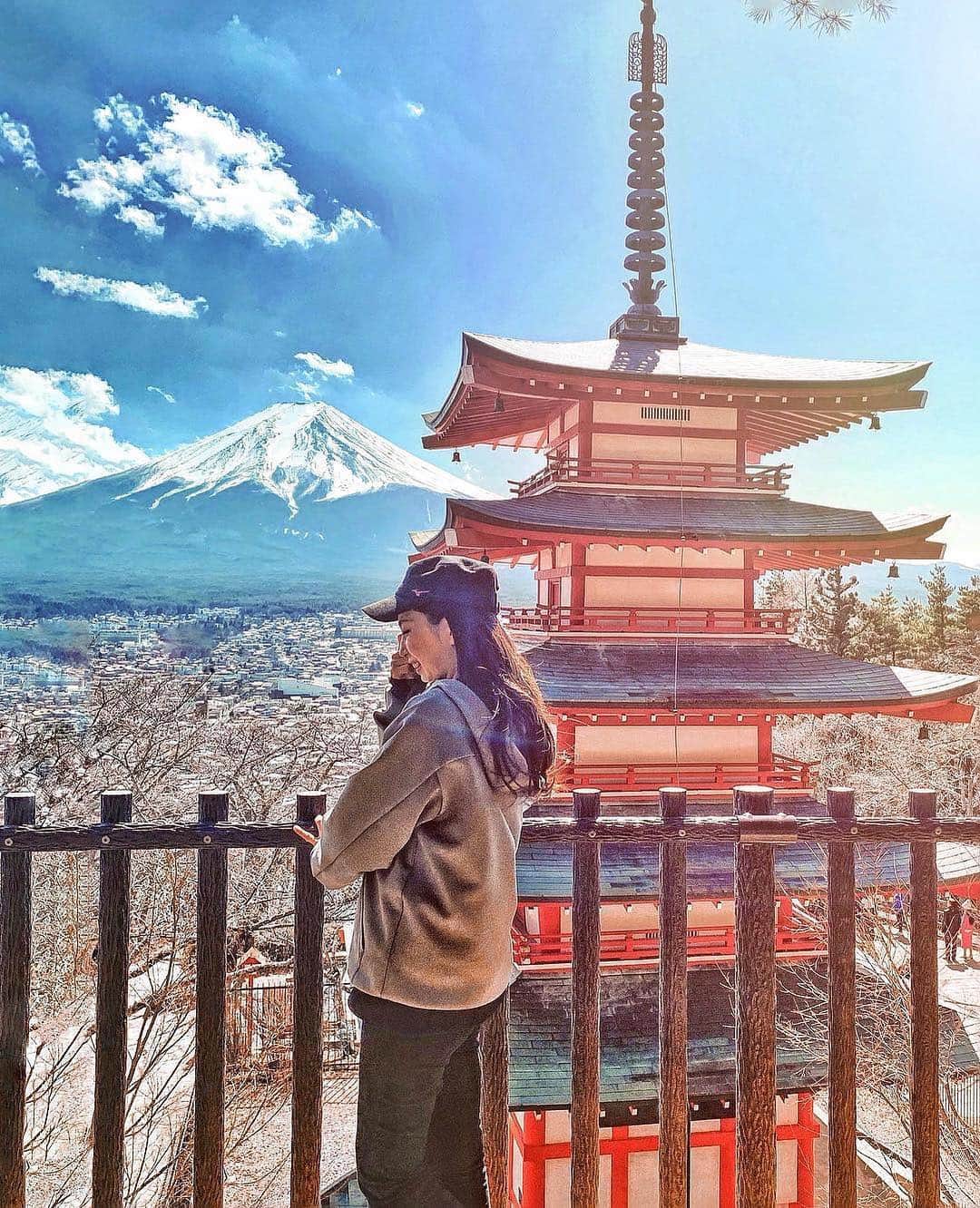 のインスタグラム：「こんにちは😊 山梨のお写真は 「#タビジョ」とあわせて 「#tabijyomap_yamanashi」でお待ちしてます🇯🇵 本日はこちら💕 ＊＊＊＊＊＊ 📸@u0naganさん 🚩山梨・「新倉山浅間公園」 🎙ご本人コメント 階段を397段登らないと、この景色が見れないっていう情報を聞いて、運動不足な私は相当ビビってこの日に挑みました笑 . 靴もスニーカー、動きやすい服で映えはしない格好やけど、これもなかなかアリ🤣 . 富士山の最高な雪の残り具合と、スッキリとした青空と、五重の塔が最高なJAPAN✖︎SHIZUOKAを演出してくれました😽❤️ . 撮影の穴場は一番右です🤭❤️🤳 ＊＊＊＊＊＊ 階段が397段あるんですね😆一度はここで撮ってみたいです！いつも、ステキなお写真ありがとうございます✨ ＊＊＊＊＊＊ 【「#タビジョラン」NEWイベント 2019年4月20日(土)参加者募集中👭】 「一生に一度はホノルルマラソンに出てみたい」 と思ったことありませんか？ 今回のイベントの舞台は、海沿いランで ハワイ気分を味わえる「横浜」✨ そしてゴールは、ハワイイベントの会場⁉️ 「初心者」「お1人参加」大歓迎！ ご参加おまちしてます😊 ※詳細は、アカウント🔝のURLから チェックしてください😊 @tabi_jyo ＊＊＊＊＊＊ [今週のタビジョツアー人気ランキング💁‍♀️］ 3位 <初のBEST3入り！> 「タビジョモロッコツアー9日間ツアー」19.98万円～ 都心からアクセス便利な羽田発着✈️ 青い街シャウエンと3大世界遺産を巡る😆 各都市では自由に散策できるフリータイム！ 2位 <BEST3に返り咲きの2位！> 「タビジョベトナム周遊6日間ツアー」7.48万円～ →ベトナム(ホーチミン・ダナン・ホイアン)のいいとこどり女子旅ツアー💁‍♀️ ホイアン3大名物料理の夕食など嬉しい食事7回付✨ 1位 <ついに1位！> 「タビジョはじめて奄美大島3/4日間ツアー」2.58万円～ →滞在中レンタカー乗り放題🚗8月出発まで料金発表✨ ※詳細は、アカウント🔝のURLから チェックしてください😊 @tabi_jyo ＊＊＊＊＊＊ #タビジョ #タビジョと繋がりたい #tabijyomap_yamanashi」