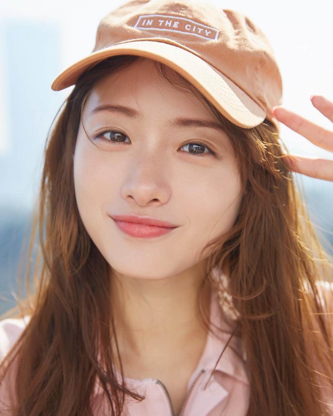 withさんのインスタグラム写真 - (withInstagram)「本日発売のwith5月号で表紙を飾ってくれた﻿ 石原さとみさんの可愛すぎる﻿ 未公開ショットをお届け❤️❤ ️キャップをかぶってキュートな﻿ 表情を見せてくれましたよ☺️﻿ ﻿ なんと今回の表紙もカバー企画のコーデも、﻿ 彼女のセルフスタイリングなんです✨﻿ 普段のコーデはどうやって決めるかとか、﻿ 最近ハマってるプライベートメイクについても﻿ 聞いちゃいました💄﻿ ﻿ 石原さんといえば、7月クールのTBSドラマ『Heaven?~ご苦楽レストラン~』﻿ (毎週火曜よる10:00〜)で主演することが﻿ 発表されましたね ‼️﻿ ﻿ 石原さん演じる風変わりなレストランオーナーと、彼女に振り回される個性的な従業員たちの﻿ 話しだそうで、面白そうな予感しかしない😆﻿ ﻿ ------------------🍷🍽﻿ #with #雑誌 #雑誌with #withmagazine #with5月号 #withonline #戦略的キャラ立ちのススメ #石原さとみ  #ドラマ #heavenご苦楽レストラン﻿」3月28日 12時19分 - with_mag_official