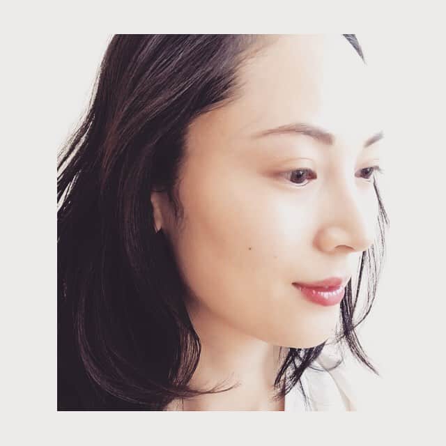 日高薫のインスタグラム：「🌸お気に入りスキンケア🌸  @cosmedecortejp の 🌸ミリオリティ リペア クレンジングクリーム🌸 春は特に使うリピート買いしたクリームクレンジング😌💗 肌を労わり洗い上がりがエステ後の肌みたいにしっとり潤いワントーン明るくなり翌朝のゴワゴワ肌を防いでくれます☺️🥚 角質に優しく馴染むので敏感な肌の時は必ず使います😌  #クレンジングクリーム #instabeauty #beauty #美容 #コスメデコルテ #スキンケア #skincare #保湿ケア #角質ケア」