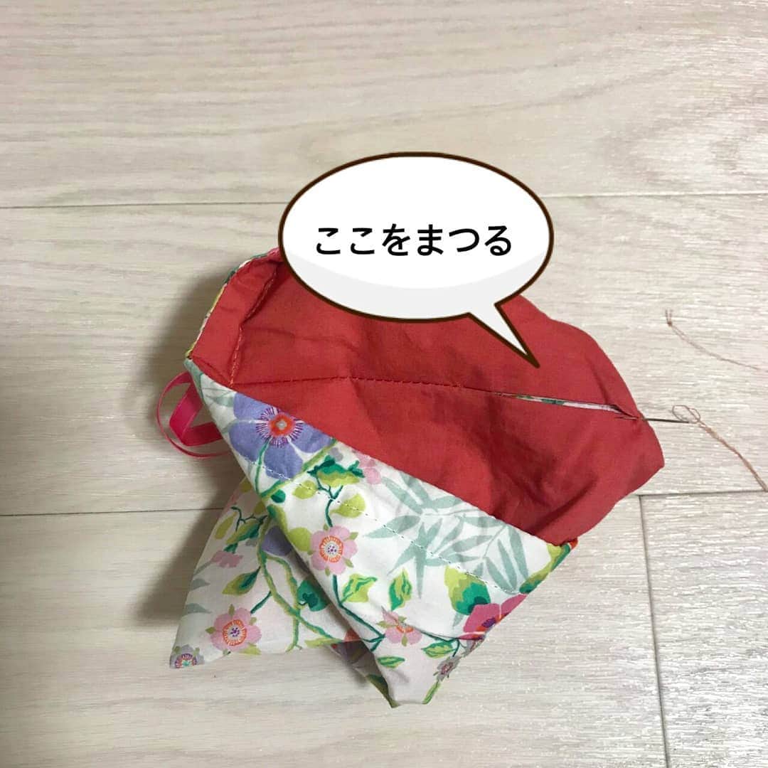 マーノクレアール (手芸のオカダヤグループ)さんのインスタグラム写真 - (マーノクレアール (手芸のオカダヤグループ)Instagram)「リバティでつくる裏付きの巾着。 お気に入りの生地で、ささっとつくって。 春の到来を小物からも♪ . 簡単に2時間ほどでできるレシピです。 . マーノクレアール＆オカダヤでは、10cm単位で生地をお求めいただけます。ぜひ、お気に入りを探しにお越しください♪ . ▼詳しい作り方 オカダヤ手づくりブログ 2/19「リバティのハギレで作る裏つき巾着」マーノクレアール MARK IS みなとみらい店 . ▼使用生地 LIBERTY-リバティ- 2019SSローン Mini Pavilion 綿100％ 約110cm幅 ￥334(税込)※10cmあたりの価格 . ▼取扱店舗 ・マーノクレアール各店 ・ホビースクランブル各店 ・オカダヤ新宿 アルタ生地館 ・オカダヤ町田店 ・オカダヤオンラインショップ . #巾着 #巾着袋 #リバティ #リバティ2019SS #巾着ポーチ #手作り巾着 #巾着の作り方 #ハンドメイド巾着 #手縫い でもできます！ #ちくちく #ちくちく部 #こもの手づくり動画 #手作り動画 #手芸 #手芸好きさんと繋がりたい #手芸好きな人と繋がりたい #ハンドメイド #handmade #マーノクレアール #manocreare #ホビースクランブル #HOBBYSCRAMBLE #オカダヤ #okadaya #新宿オカダヤ」3月28日 12時19分 - manocreare