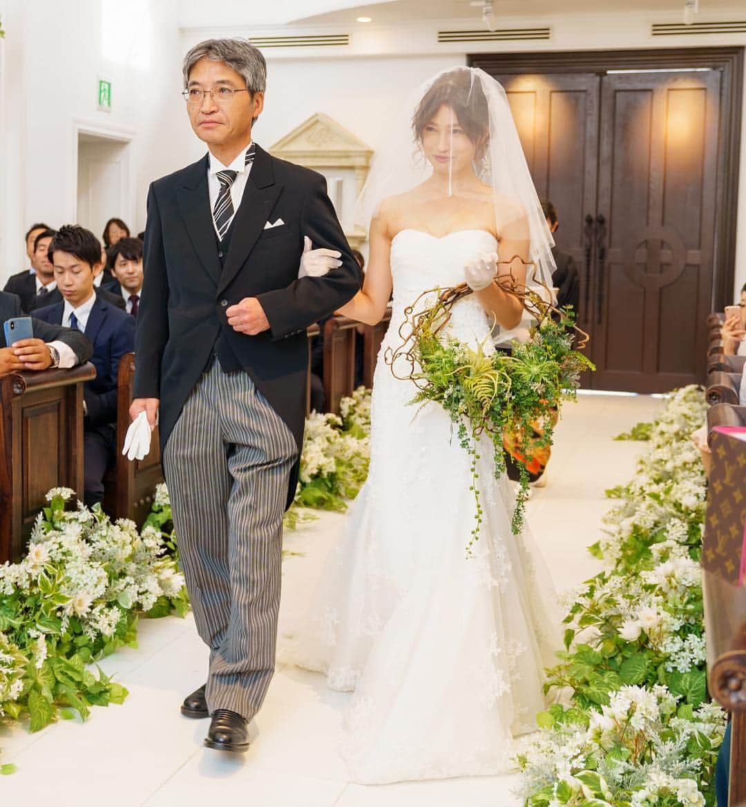 【公式】アートグレイスネクスト芦屋さんのインスタグラム写真 - (【公式】アートグレイスネクスト芦屋Instagram)「@art_grace_next_ashiya . .————— . ご家族の愛を改めて感じていただける 挙式のセレモニー＊* ゆっくりと進んでいく進行は美しく 感想的なシーンを生み出します。 . .—————. . ▼ブライダルフェアは インスタのTOPからご予約ができます ⚐ ＞＞＞@art_grace_next_ashiya . @art_grace_next_ashiyaをフォローして #アートグレイスネクスト芦屋 のハッシュタグをつけて お写真の投稿おまちしております＊ . こちらの公式IG（@art_grace_next_ashiya） で取り上げさせていただきます ✦* #アートグレイスネクスト芦屋  #ベストブライダル #アートグレイス #芦屋#リゾートウェディング  #weddingdress #wedding #dress #ウェディングドレス #プレ花嫁 #卒花 #結婚式場 #日本中のプレ花嫁さんと繋がりたい #結婚式準備 #ブライダルフェア  #チャペル #結婚式 #ウエディング  #パーティ #披露宴 #weddingparty #ビーチフォト#ロケーションフォト  #Dressy花嫁 #marryxoxo #関西花嫁#チャペル #ベールダウン #バージンロード #たくlove」3月28日 12時21分 - art_grace_next_ashiya