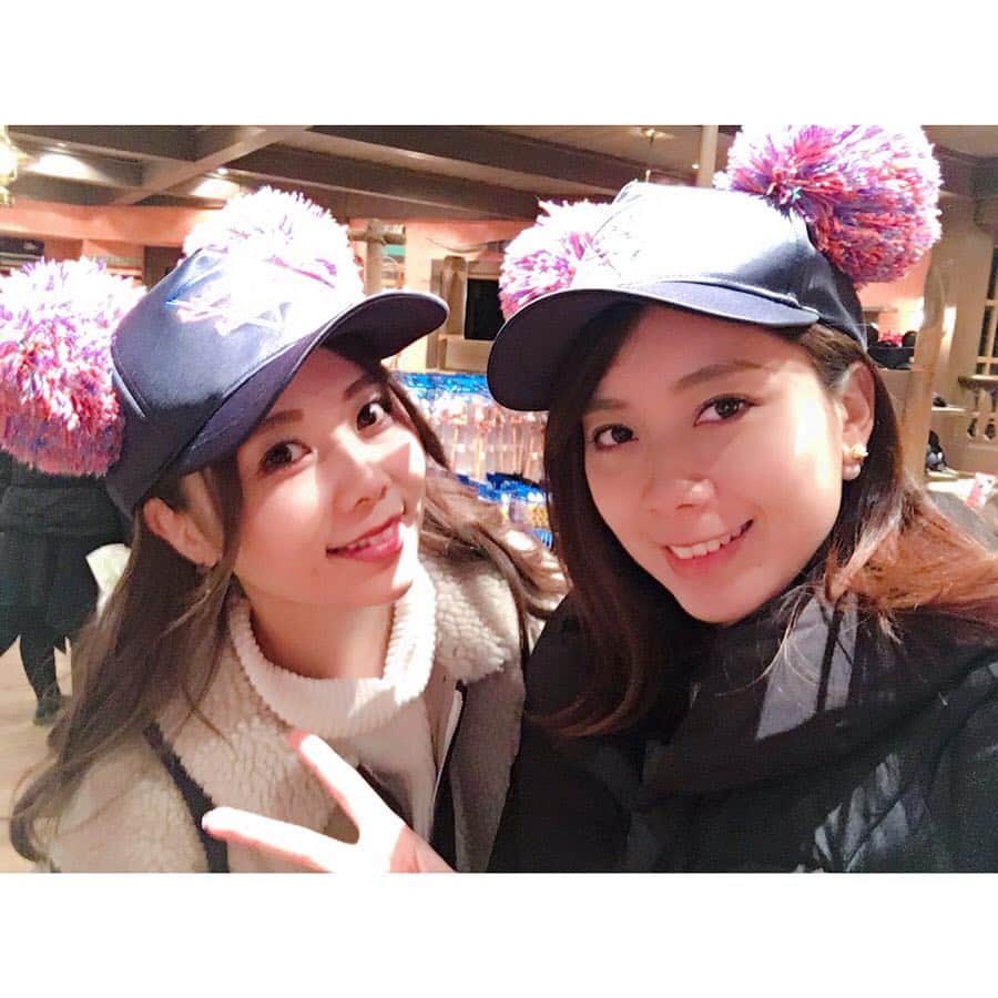 西村季里子のインスタグラム：「・ 大好き、ももちゃんと🐻🎀 こんなずっと一緒にいるのに、 2人でディズニー行ったの初らしい💘 待ち時間あった？ってくらい 並んでてもあっという間すぎた🥰 ご飯屋さん入ると、つい話し込んじゃって ディズニーってこと忘れてた🤣💗 あ〜〜〜楽しかったな〜〜〜💓 次はイースター🐣🌸🌼🌷🌼🌸 #ディズニー#ディズニーランド #ランド #東京ディズニーランド #35周年  #disneyland #disney #tokyodisneyland  #2人は初#大学生のときみんなで#制服ディズニー したね #次は#イースター#🐣#🌷#🌸#🌼」