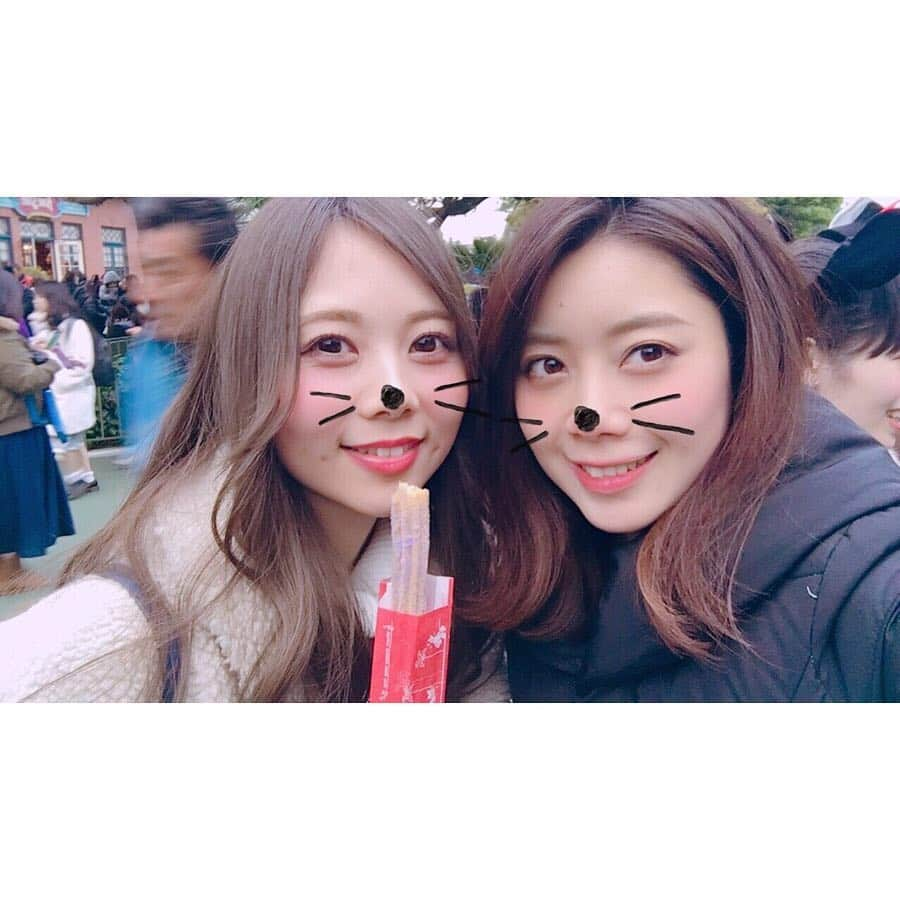 西村季里子さんのインスタグラム写真 - (西村季里子Instagram)「・ 大好き、ももちゃんと🐻🎀 こんなずっと一緒にいるのに、 2人でディズニー行ったの初らしい💘 待ち時間あった？ってくらい 並んでてもあっという間すぎた🥰 ご飯屋さん入ると、つい話し込んじゃって ディズニーってこと忘れてた🤣💗 あ〜〜〜楽しかったな〜〜〜💓 次はイースター🐣🌸🌼🌷🌼🌸 #ディズニー#ディズニーランド #ランド #東京ディズニーランド #35周年  #disneyland #disney #tokyodisneyland  #2人は初#大学生のときみんなで#制服ディズニー したね #次は#イースター#🐣#🌷#🌸#🌼」3月28日 12時22分 - kiriko_nishimura