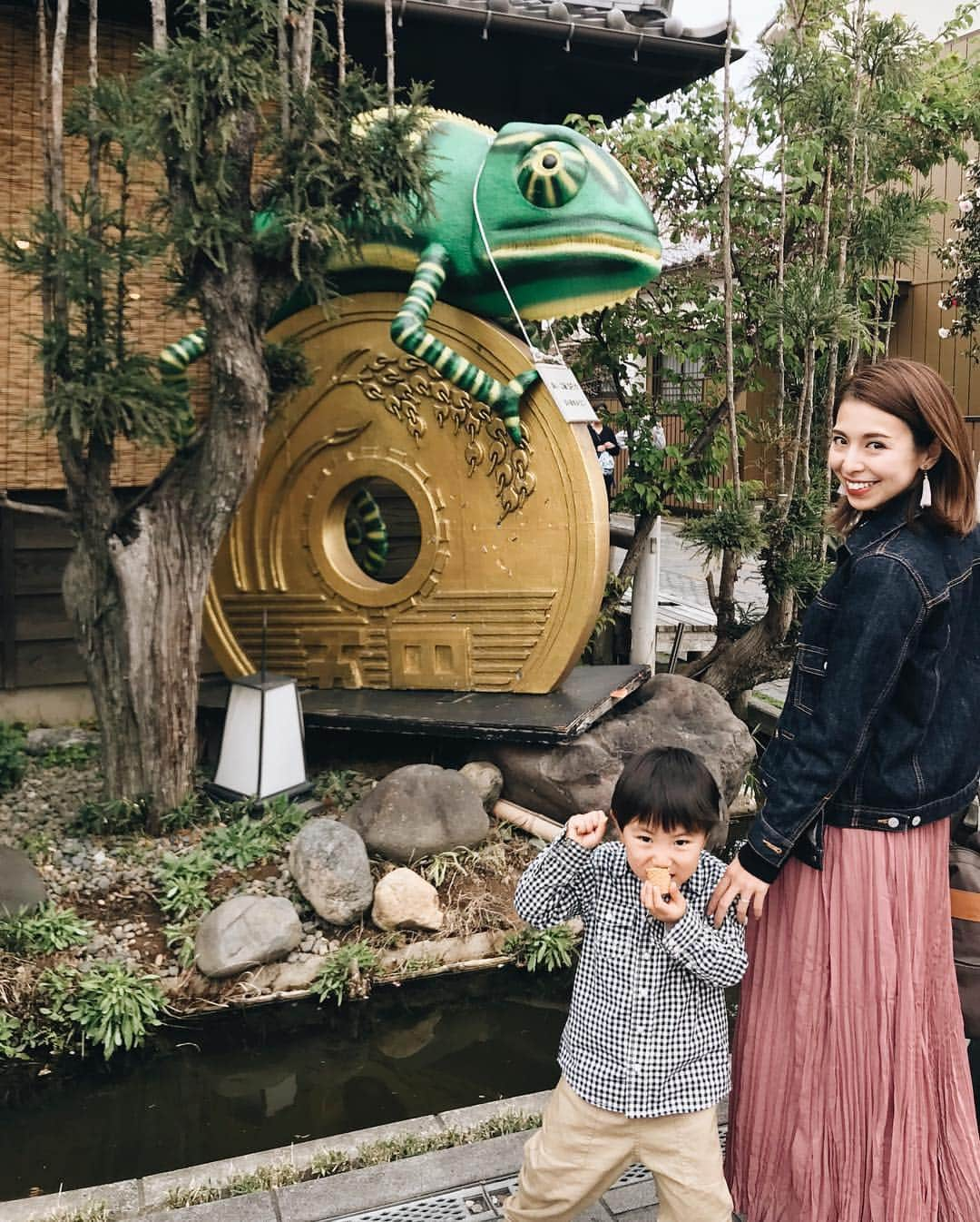 高橋菜摘さんのインスタグラム写真 - (高橋菜摘Instagram)「📍kawagoe,city ずっと行きたかった川越は色味が統一されてて とても素敵な場所でした。 情緒漂う、まさに“小江戸”。 家族で食べ歩き(まくり)ツアー🍩🍡🍦 お芋のスイーツがたくさんありました♡ ストーリー見てね👀 . 3/16より新しく東武東上線の 川越特急「池袋・川越アートトレイン」に乗れば 可愛い電車に乗ってたった26分で行けちゃうから 子連れFamilyとっては電車も含めて旅🚞 http://kawagoe-express.jp/ . ちょうど桜が開花したタイミングだったから 川沿いすごく景色が良かった🌸 泊まりたい宿が空いてなかったから日帰りにしたけど 神奈川から圏央道で近いから日帰りでも全然楽しめた♥️ ______________ #池袋川越アートトレイン  #東上線 #川越特急 #電車旅 #川越」3月28日 12時23分 - natsu128