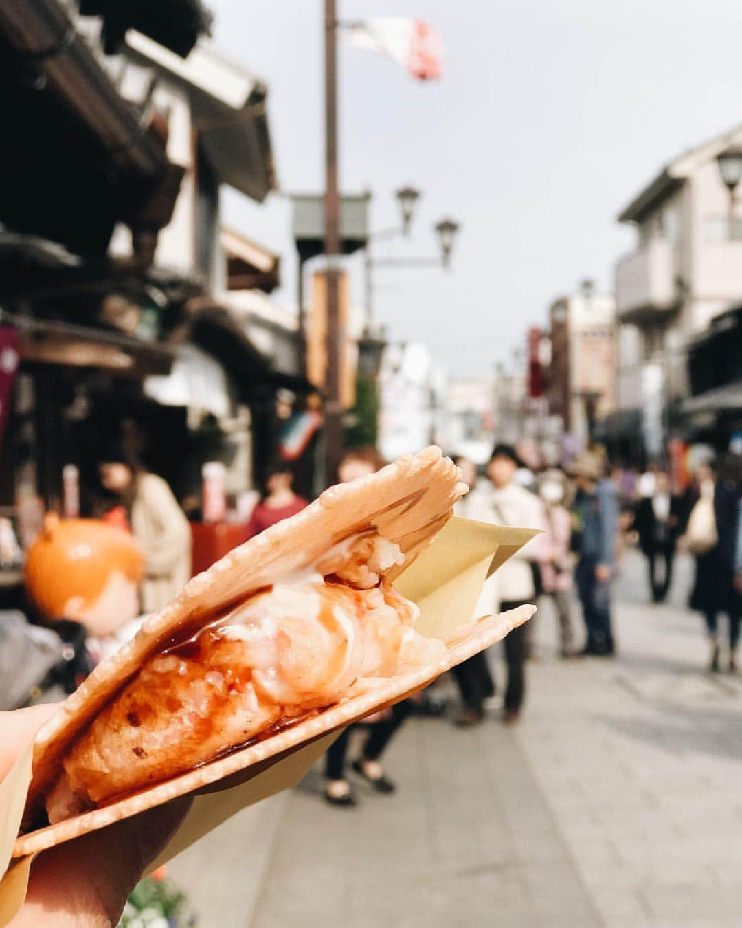 高橋菜摘さんのインスタグラム写真 - (高橋菜摘Instagram)「📍kawagoe,city ずっと行きたかった川越は色味が統一されてて とても素敵な場所でした。 情緒漂う、まさに“小江戸”。 家族で食べ歩き(まくり)ツアー🍩🍡🍦 お芋のスイーツがたくさんありました♡ ストーリー見てね👀 . 3/16より新しく東武東上線の 川越特急「池袋・川越アートトレイン」に乗れば 可愛い電車に乗ってたった26分で行けちゃうから 子連れFamilyとっては電車も含めて旅🚞 http://kawagoe-express.jp/ . ちょうど桜が開花したタイミングだったから 川沿いすごく景色が良かった🌸 泊まりたい宿が空いてなかったから日帰りにしたけど 神奈川から圏央道で近いから日帰りでも全然楽しめた♥️ ______________ #池袋川越アートトレイン  #東上線 #川越特急 #電車旅 #川越」3月28日 12時23分 - natsu128