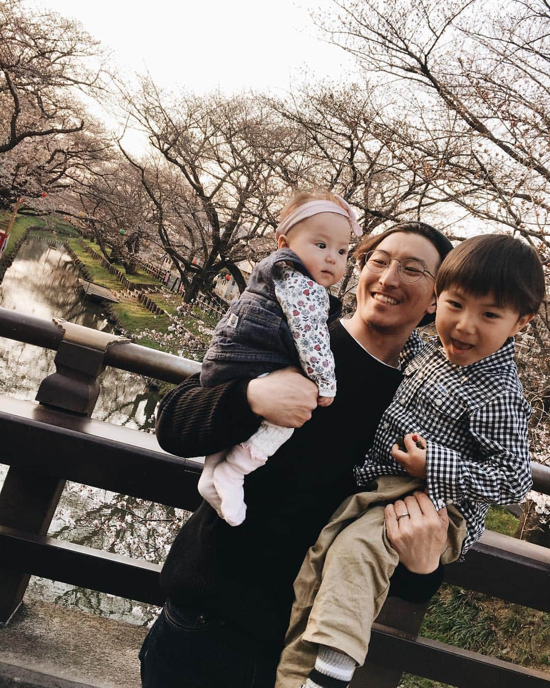 高橋菜摘さんのインスタグラム写真 - (高橋菜摘Instagram)「📍kawagoe,city ずっと行きたかった川越は色味が統一されてて とても素敵な場所でした。 情緒漂う、まさに“小江戸”。 家族で食べ歩き(まくり)ツアー🍩🍡🍦 お芋のスイーツがたくさんありました♡ ストーリー見てね👀 . 3/16より新しく東武東上線の 川越特急「池袋・川越アートトレイン」に乗れば 可愛い電車に乗ってたった26分で行けちゃうから 子連れFamilyとっては電車も含めて旅🚞 http://kawagoe-express.jp/ . ちょうど桜が開花したタイミングだったから 川沿いすごく景色が良かった🌸 泊まりたい宿が空いてなかったから日帰りにしたけど 神奈川から圏央道で近いから日帰りでも全然楽しめた♥️ ______________ #池袋川越アートトレイン  #東上線 #川越特急 #電車旅 #川越」3月28日 12時23分 - natsu128