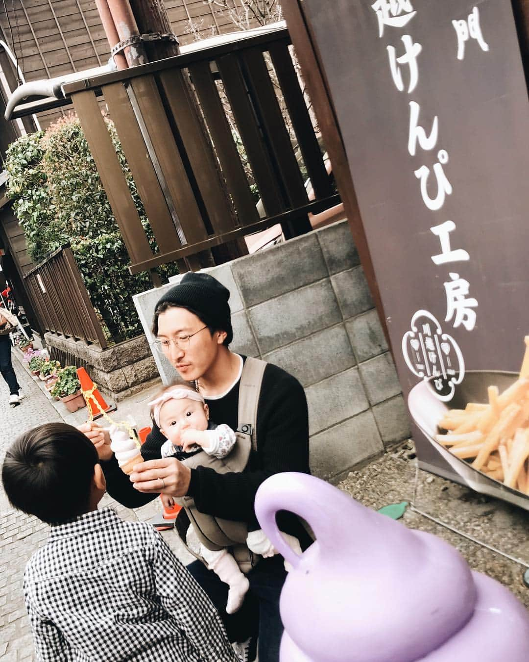 高橋菜摘さんのインスタグラム写真 - (高橋菜摘Instagram)「📍kawagoe,city ずっと行きたかった川越は色味が統一されてて とても素敵な場所でした。 情緒漂う、まさに“小江戸”。 家族で食べ歩き(まくり)ツアー🍩🍡🍦 お芋のスイーツがたくさんありました♡ ストーリー見てね👀 . 3/16より新しく東武東上線の 川越特急「池袋・川越アートトレイン」に乗れば 可愛い電車に乗ってたった26分で行けちゃうから 子連れFamilyとっては電車も含めて旅🚞 http://kawagoe-express.jp/ . ちょうど桜が開花したタイミングだったから 川沿いすごく景色が良かった🌸 泊まりたい宿が空いてなかったから日帰りにしたけど 神奈川から圏央道で近いから日帰りでも全然楽しめた♥️ ______________ #池袋川越アートトレイン  #東上線 #川越特急 #電車旅 #川越」3月28日 12時23分 - natsu128