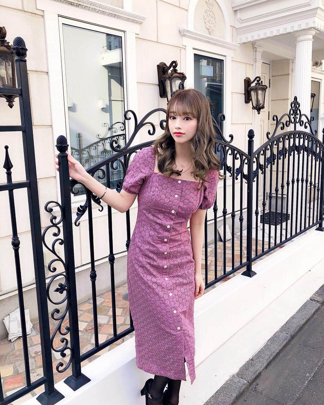 小川ももえさんのインスタグラム写真 - (小川ももえInstagram)「スワイプしてね👉💕💕💕 . @deicy_official の今期のワンピを着て決めてますがっっっ‼️笑 . 夕方からは、#マジカルスレンダー @majicalslender_lve をちゃっかり履いてます✌︎('ω')✌︎✨✨ . この着圧感すごいの❗️ これ履いてるだけで疲れやむくみが気にならないんだよ😭✨ おへそ上から足首が隠れる十分丈でしっかりサポート❣️ 加圧レギンスだから、履く時ちょっと時間かかるけど着膨れしないし脚のツボを刺激してくれるんだって😍😍😍 . ＳＮＳで今人気みたいだよっʕʘ‿ʘʔ🔥 .  ストーリーにリンク貼ったから見てみてね😍✊ . #加圧#美脚#美脚美人#美脚になりたい#deicy#表参道#omotesando」3月28日 12時24分 - momoe_0406