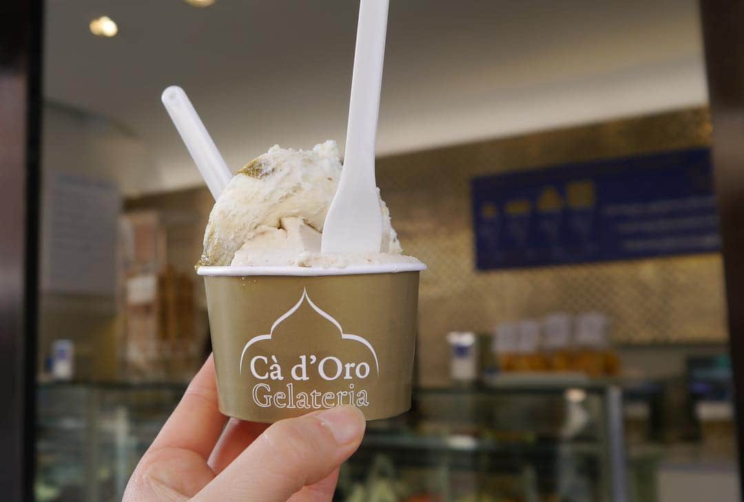 加藤ジーナさんのインスタグラム写真 - (加藤ジーナInstagram)「ヴェネチアで食べたジェラート🍦 どっちも美味しい素晴らしい天才でした🙆‍♀️✨ お店タグ付けしてあるよ！ #イタリア #ヴェネチア #ジェラート #suso #イタリア旅行 #海外旅行 #旅行好きな人と繋がりたい #アイス #アイス好きな人と繋がりたい #タビジョ #italy #venezia」3月28日 12時35分 - katogina_718