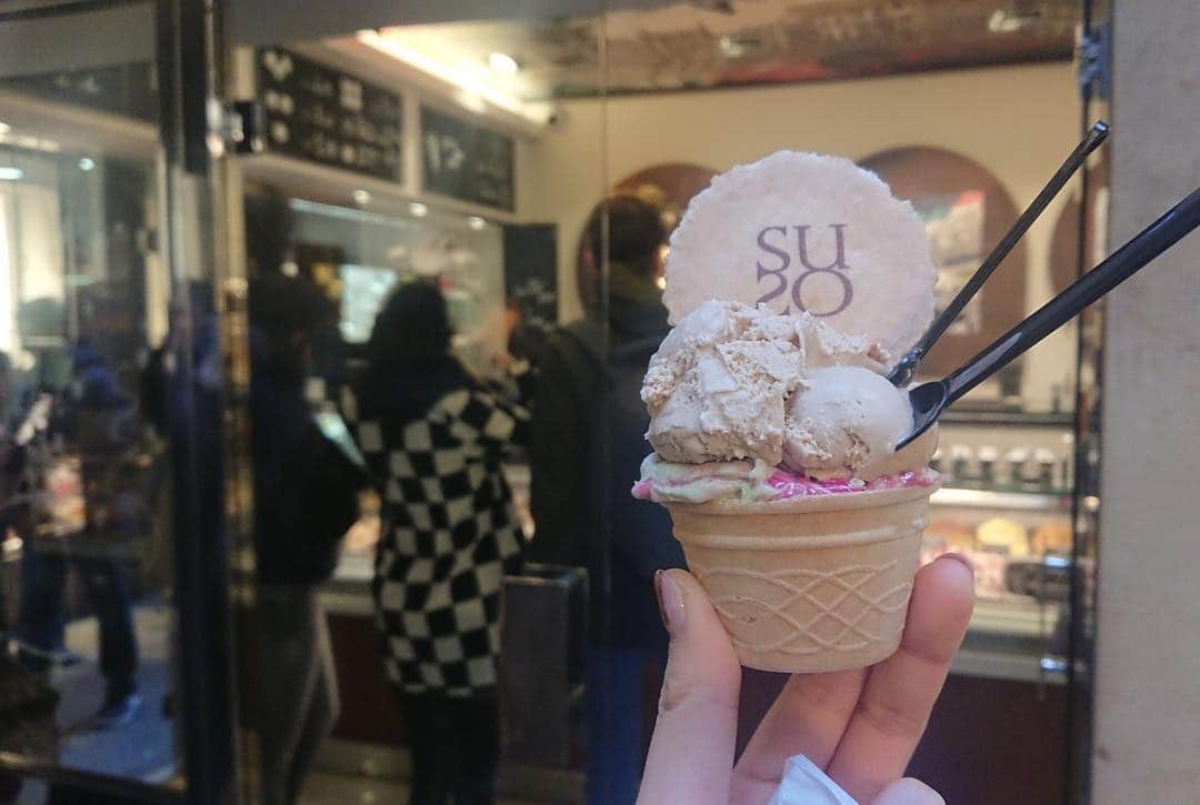 加藤ジーナさんのインスタグラム写真 - (加藤ジーナInstagram)「ヴェネチアで食べたジェラート🍦 どっちも美味しい素晴らしい天才でした🙆‍♀️✨ お店タグ付けしてあるよ！ #イタリア #ヴェネチア #ジェラート #suso #イタリア旅行 #海外旅行 #旅行好きな人と繋がりたい #アイス #アイス好きな人と繋がりたい #タビジョ #italy #venezia」3月28日 12時35分 - katogina_718