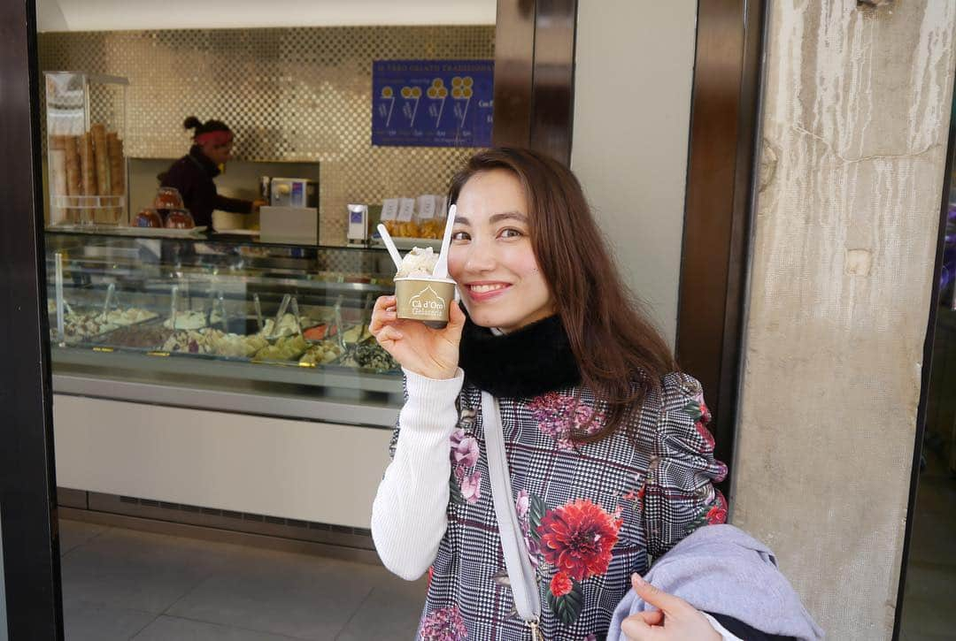 加藤ジーナさんのインスタグラム写真 - (加藤ジーナInstagram)「ヴェネチアで食べたジェラート🍦 どっちも美味しい素晴らしい天才でした🙆‍♀️✨ お店タグ付けしてあるよ！ #イタリア #ヴェネチア #ジェラート #suso #イタリア旅行 #海外旅行 #旅行好きな人と繋がりたい #アイス #アイス好きな人と繋がりたい #タビジョ #italy #venezia」3月28日 12時35分 - katogina_718