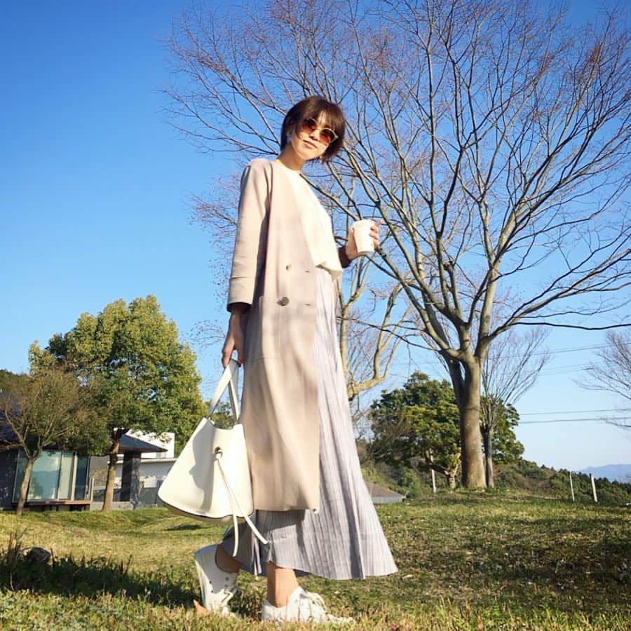 のインスタグラム：「#coordinate * * *  珍しくサングラス🕶なのは、温泉♨️に行くのにすっぴんだったから😂 * * 細かくランダムプリーツになってるスカートは @real_cube  柔らかい生地で軽いから本格的な夏まで余裕で履ける👌🏻 * * 家族揃って温泉好きな我が家♨️ この日も新しく開拓してきました😊 まだ1つ行ける温泉増えた🤗🎵 息子は走り回って楽しそうでした👦🏻 * * * #いつコ #いつかのコーデ #プリーツスカート #realcube #realcubefashionista #リアルキューブ #reedit_ootd  #服記録 #スニーカーコーデ #スカートコーデ  #プチプラコーデ #プチプラファッション  #ママコーデ  #kaumo_fashion #locari #ponte_fashion #mamagirl #mineby3mootd #ママスタ春コーデ  #アラフォーママ #アラフォーコーデ  #大人可愛いコーデ #大人女子コーデ」