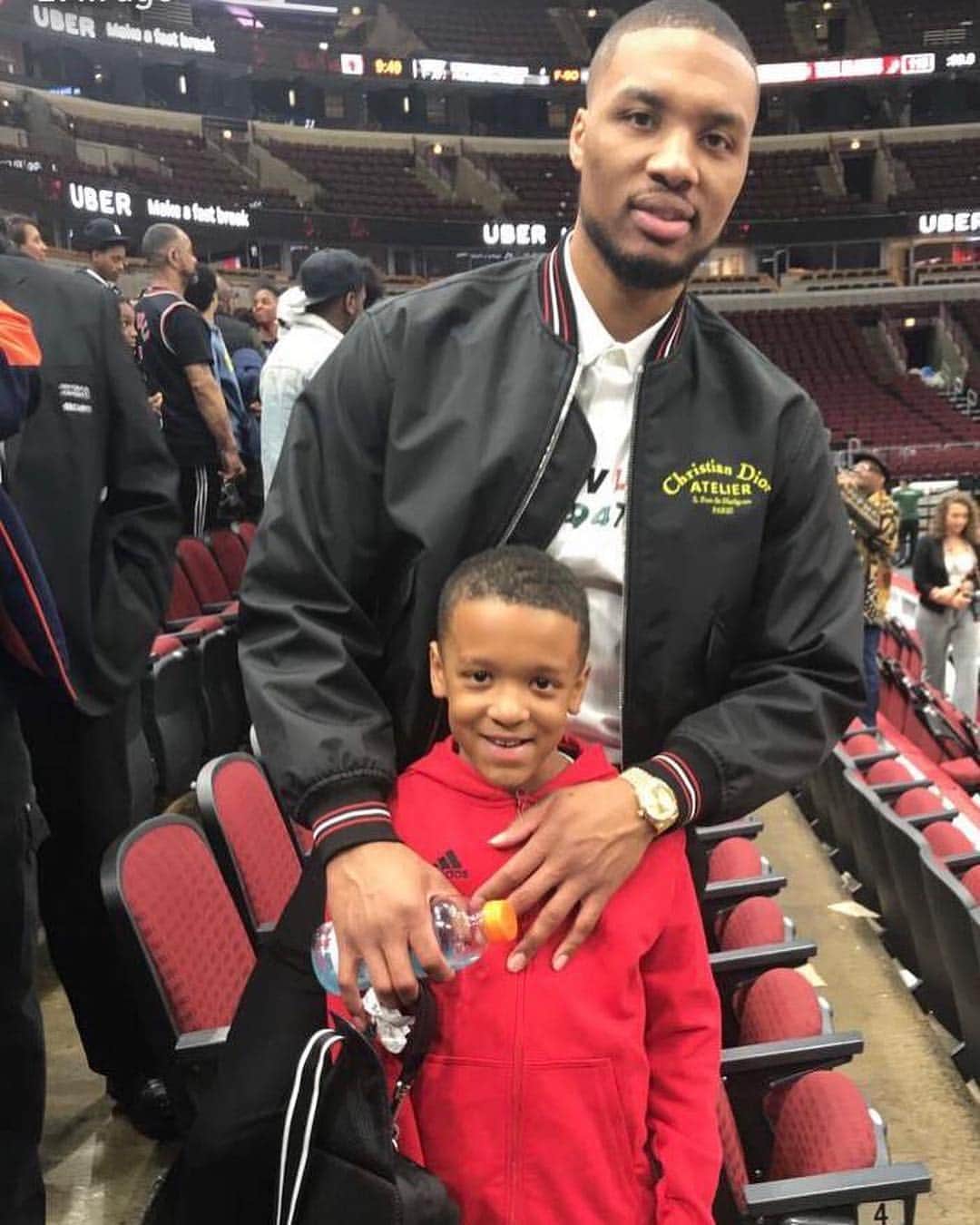 デイミアン・リラードのインスタグラム：「A few days with nephew in Chicago... had my boy spiked out tonight! Brought him on the court at halftime to find out he ain’t been working on that jumper 🤔 @spoiledgirllcarms_」
