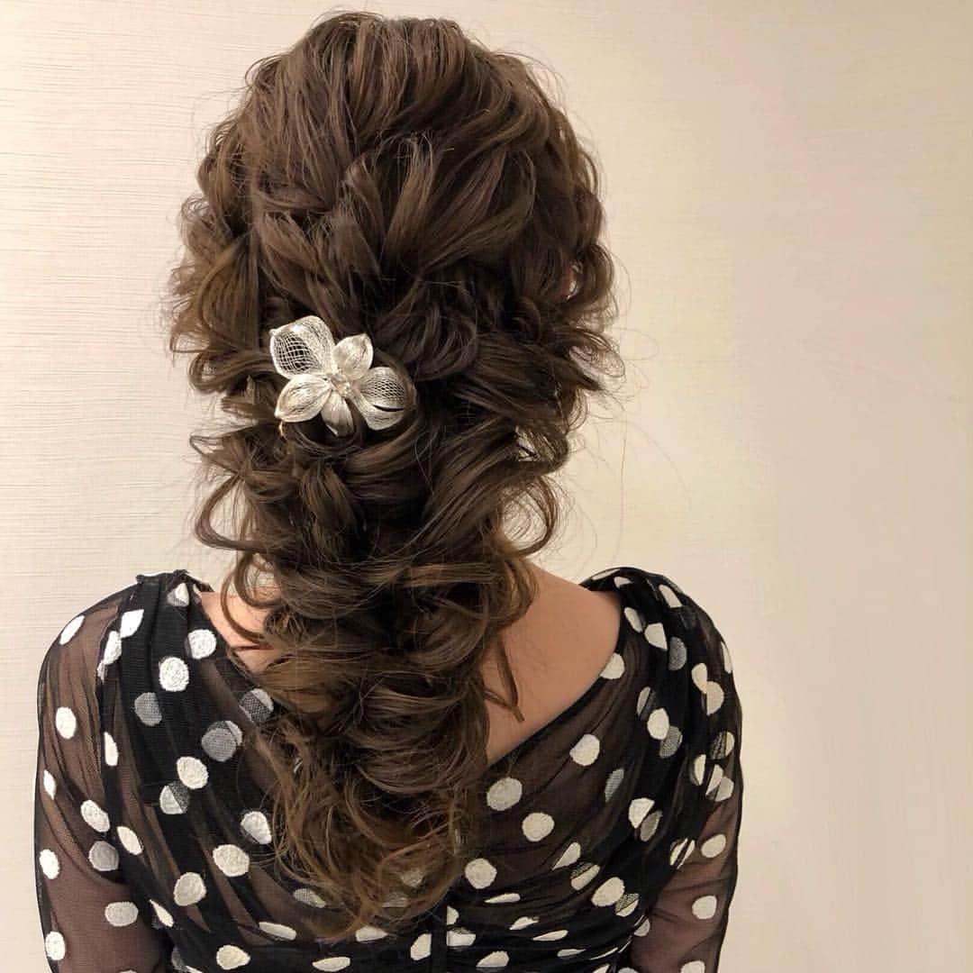 のインスタグラム：「先日のお客様。 ドレスに似合うボリューム感の編みおろし。  #ヘアメイク #ヘアセット #ヘアアレンジ #ヘアスタイル #銀座#美容師 #ウェディング#ウェディングヘア #ブライダル#ブライダルヘア #結婚式#プレ花嫁#花嫁#前撮り#着物#浴衣 #シニヨン#ダウン#ダウンスタイル#編み込み#ヘアメイクリハーサル #bride#bridehair#bridal#updo#upstyle」