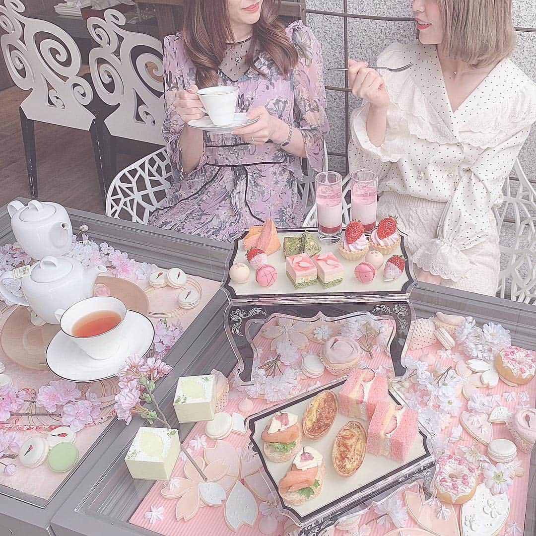 ひこ乃さんのインスタグラム写真 - (ひこ乃Instagram)「🌸afternoontea⠀ ⠀ 表参道のザストリングスで桜の アフターヌーンティーしてきた♡⠀ 可愛いし美味しいし量もちょうど良い𓂃 テーブルの装飾も季節に合わせて変わるから、 いつも楽しみ♡ テラスが気持ちいい時期だね𓂂𓏸🌸⠀ ⠀ #ザストリングス表参道#アフタヌーンティー#도쿄여행#도쿄카페」3月28日 12時43分 - hikono0909
