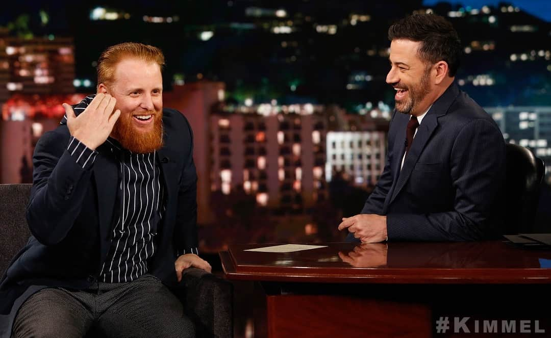 ジャスティン・ターナーさんのインスタグラム写真 - (ジャスティン・ターナーInstagram)「Thanks to my Ping Pong Partner @jimmykimmellive for having me on the show tonight! Talking beards, walk up songs and what to put on a dodger dog! #LateNight #OpeningDayEve」3月28日 12時41分 - redturn2