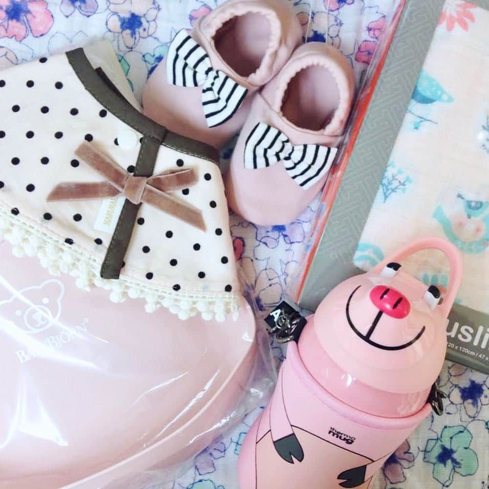 blossom39_officialのインスタグラム：「. 東京は桜が満開になって、お花見にでかける方も多いのではないでしょうか？🌸 . そんな季節につい持ちたくなるような、桜カラーのアイテムを集めてみました♡ . #blossom39 #ブロッサム39 #桜 #さくら #marlmarl #マールマール #adenandanais #エイデンアンドアネイ #babybjorn #ベビービョルン #thermomug #サーモマグ #アニマルボトル #weegoamigo #ウィーゴアミーゴ #birthdayparty #バースデイパーティー #赤ちゃんのいる生活 #お花見 #赤ちゃんとお花見」