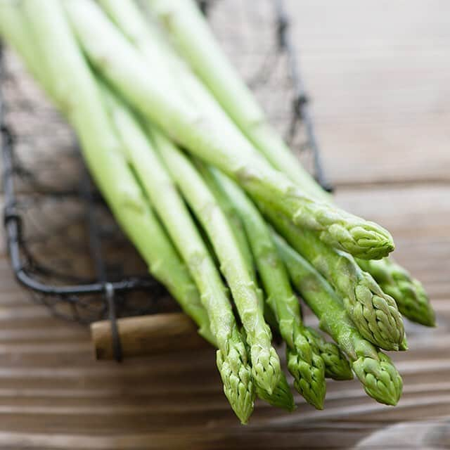 オイシックスさんのインスタグラム写真 - (オイシックスInstagram)「旬の野菜とフルーツ(*´―`*)﻿ ⠀﻿ 今週はOisixの名物野菜の1つ#かぼっコリー が入荷しました！﻿ 一見、普通のかぼちゃですが、﻿ 包丁でサクサク切れるほどやわらかで﻿ 生で食べることができます♪﻿ ⠀﻿ #かぼっコリー はコリっコリっという小気味の良い独特の食感から名づけられており、﻿ かぼちゃとブロッコリーの掛け合わせではありません！﻿ ﻿ 味はみずみずみしいきゅうりのようでいて、ほんのりとかぼちゃの甘みも感じられます。﻿ きゅうりと置き換えて使用するのがおすすめです♪﻿ ﻿ 中でもポテトサラダにいれると彩りがよくて映える一皿に！﻿ ⠀﻿ ＼今週のラインナップはこちら♪／﻿ ⠀﻿ * 種も皮も丸ごと食べられる！﻿ 『かぼっコリー』(沖縄県産)﻿ ⠀﻿ * 今週限りで販売終了！赤城おろしで甘さがギュッ﻿ 『冬くぐりキャベツ』(群馬県産)﻿ ⠀﻿ * 春を告げる優しい味わい﻿ 『白菜なばな』(群馬県産)﻿ ⠀﻿ * 年に一度の肉厚ジューシー﻿ 『春の一番刈りニラ』(群馬県産 )﻿ ⠀﻿ * 驚くほどみずみずしく澄み切った甘さ♪﻿ 『島アスパラ』(長崎県産)﻿ ⠀﻿ * 大人気！！食感も味わいもまるで桃﻿ 『ピーチかぶ』(千葉県産)﻿ ⠀﻿ * 甘さが増すまでじーっと眠らせた﻿ 『甘熟じゃがいも』（北海道産)﻿ ⠀﻿ * レモンスカッシュのような爽やかな甘み﻿ 『黄金柑』(神奈川県産)﻿ ⠀﻿ * お馴染みのブルーベリーより2倍近い大きさ！﻿ 『スーパーブルーベリー』(メキシコ産)﻿ ⠀﻿ * 圧倒的人気を誇る“樹なり完熟”パイナップル﻿ 『はちみつパイナップル』(台湾産) ﻿ ⠀﻿ ⠀﻿ 他﻿ ⠀﻿ ◎詳細は、@oisix のプロフィールURL下にあるストーリーハイライト【★旬野菜★】よりご確認くださいませ！⠀﻿ ⠀﻿ ※天候や出荷の関係で、売り切れの場合がございます。⠀﻿ ⠀﻿ ★毎週ほぼ木曜日更新★⠀﻿ #Oisixの旬野菜﻿ ……………………………………………………………⠀﻿ Oisixはじめての方へ⠀﻿ "Oisixの旬の野菜とフルーツたっぷり"とってもお得な🖤おためしセットがオススメ！！！⠀﻿ @oisix のプロフィールURLをチェック(*´V`*)⠀﻿ ……………………………………………………………⠀﻿ #Oisix #オイシックス #Oisixのある食卓#Oisixの旬レシピ #国産野菜 #野菜 #野菜が好き #野菜好きな人と繋がりたい #おうちごはん #おうちカフェ #お腹ぺこりん部#料理 #料理好きな人と繋がりたい #デリスタグラマー #クッキングラム #ベジスタグラム #photogenic #japanesefood#vegetable #vegetarian #fruits #eatathome#cooking #healthylifestyle #yummy#foodpic ﻿」3月28日 12時46分 - oisix