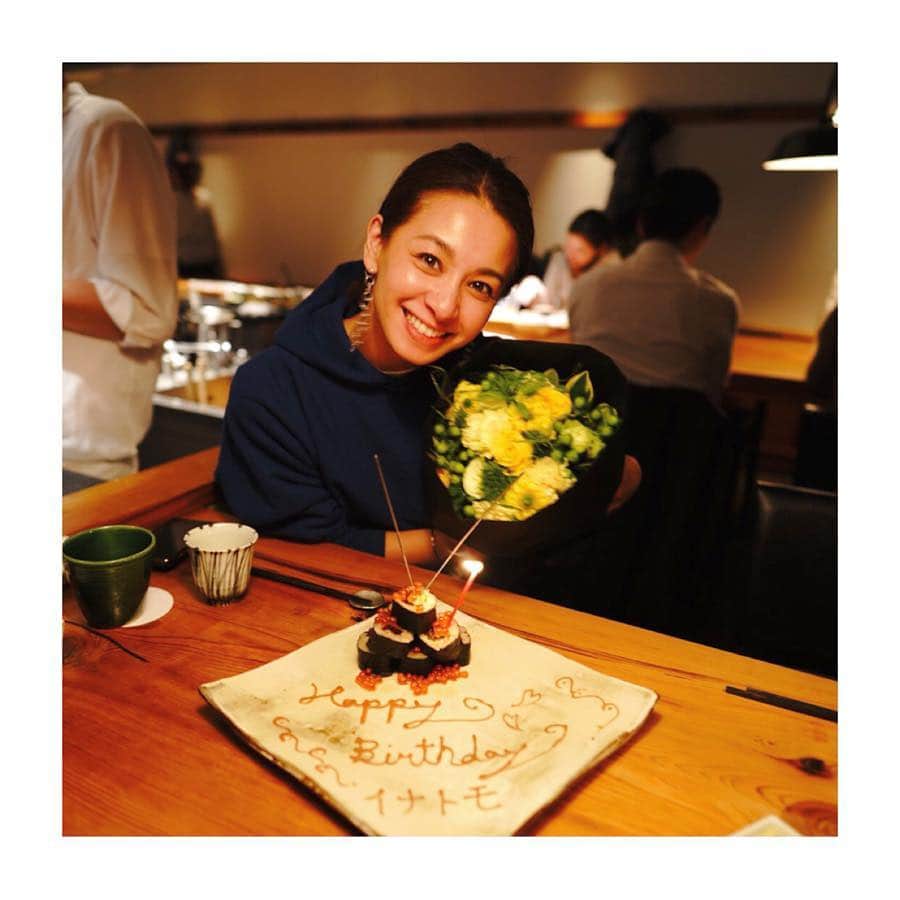 稲沢朋子さんのインスタグラム写真 - (稲沢朋子Instagram)「先日に〜 巻き寿司でお祝いして頂いちゃった☺️ ありがと〜❤️ 楽しい時間でした☺️みんな忙しい中ありがと！ @miho_ishii  @sachiko__kurihara」3月28日 12時49分 - ina_tomo