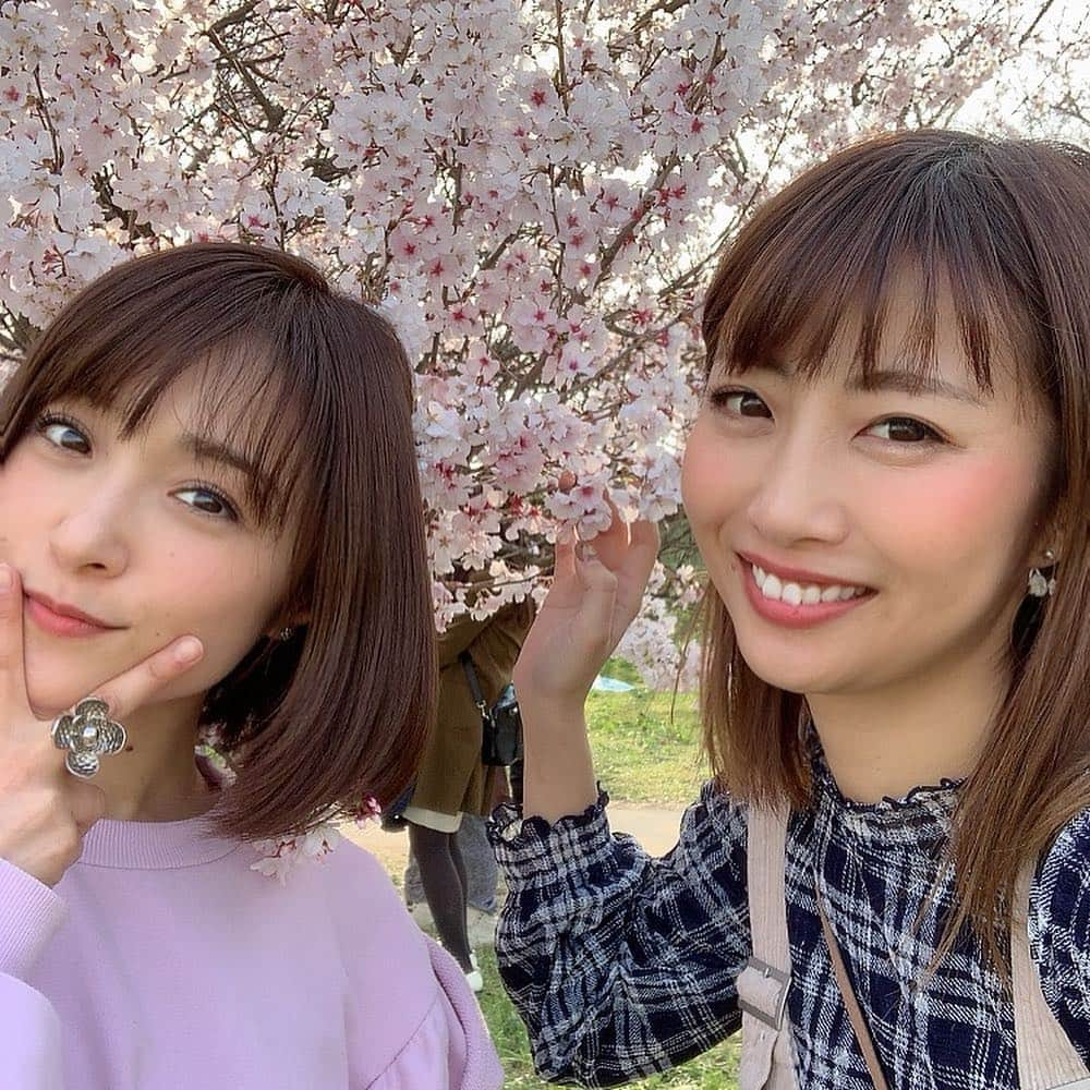 古川真奈美さんのインスタグラム写真 - (古川真奈美Instagram)「.﻿ .﻿ みひろちゃんと、ヤンコバと３人でお花見🌸﻿ ﻿ 埼玉まで行ったのに、埼玉の方はまだ桜が咲いてなかったww﻿ 2本くらいの桜の木が満開だったからそこで写真撮りまくったw﻿ ﻿ 桜が満開のとき最高に綺麗な場所なのになー！﻿ ﻿ 結果楽しすぎたからオッケー🙆‍♀️💕﻿ ヤンコバの料理相変わらず美味しい🤤✨見た目カップラーメンばっか食べてそうなくせに、調理師免許もっててご飯の美味しさは最高👏🏻﻿ ギャップ萌えってやつだね。﻿ まぁ私は全然こやつに萌えないけど💩💩💩💩w﻿ ﻿ ﻿ #手作り弁当の写メは後ほどアップするね﻿ #朝から晩まで遊びまわった﻿ #埼玉の﻿ #幸手権現堂桜堤﻿ #4枚目ヤンコバにチョコバナナ買ってあげたのにこのドヤ顔なに﻿ #まなみんの近い顔は正直キツイっすって言われた﻿ #ぶっ飛ばす﻿ #ヤンコバと私の会話えげつない﻿ #でもちゃんとしてる奴だから好き﻿ #みひろちゃんを写真いっぱい撮った  #今日はお花見だからピンクのお洋服着てきたんだーって報告されたよ  #あっうん﻿  #小学生みたいな報告w﻿ #可愛いの分かってる発言  #ずるい  #お花見  #寝転がる天使2人とヤンキー」3月28日 12時49分 - mana_0619