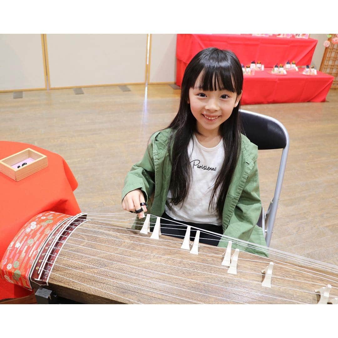 Akiさんのインスタグラム写真 - (AkiInstagram)「3/28 ・ 先日お出かけした 続きpost🚗 ・ ・ ご自由にどうぞと 置いてあったので 娘はじめてお琴を弾いてみました☺️ ・ なんだかセレブのお嬢の習い事気分👸 ・ ・ 習い事と言えば 娘まだ習い事をしたことがなくて🤔 ・ 私が幼少期の頃 ピアノと習字を習っていて 娘もピアノがやりたいと言っているんだけど🗣 ・ ダンスとか水泳とかもいいなと 悩み中💭 ・ ・ みんなどんな習い事してますか🎤 ・ ・ ・」3月28日 18時19分 - mas_0504