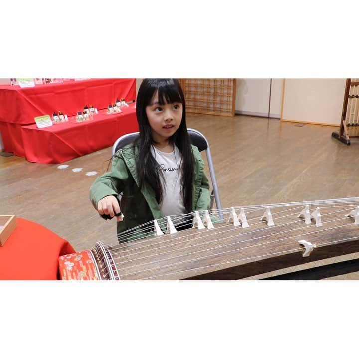 Akiのインスタグラム：「3/28 ・ 先日お出かけした 続きpost🚗 ・ ・ ご自由にどうぞと 置いてあったので 娘はじめてお琴を弾いてみました☺️ ・ なんだかセレブのお嬢の習い事気分👸 ・ ・ 習い事と言えば 娘まだ習い事をしたことがなくて🤔 ・ 私が幼少期の頃 ピアノと習字を習っていて 娘もピアノがやりたいと言っているんだけど🗣 ・ ダンスとか水泳とかもいいなと 悩み中💭 ・ ・ みんなどんな習い事してますか🎤 ・ ・ ・」