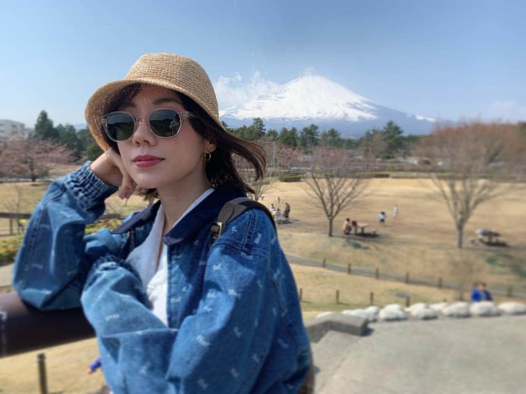 仲里依紗さんのインスタグラム写真 - (仲里依紗Instagram)「髪伸びた🌸 . . #桜を求め #家族で公園 #まだ咲いてなかった #都内のが咲いてた #長距離移動した意味笑 #まぁ運転🦊だしいいや #とりあえず #富士山拝めたから #結果オーライ #爆風の中 #花粉との戦い」3月28日 18時22分 - riisa1018naka