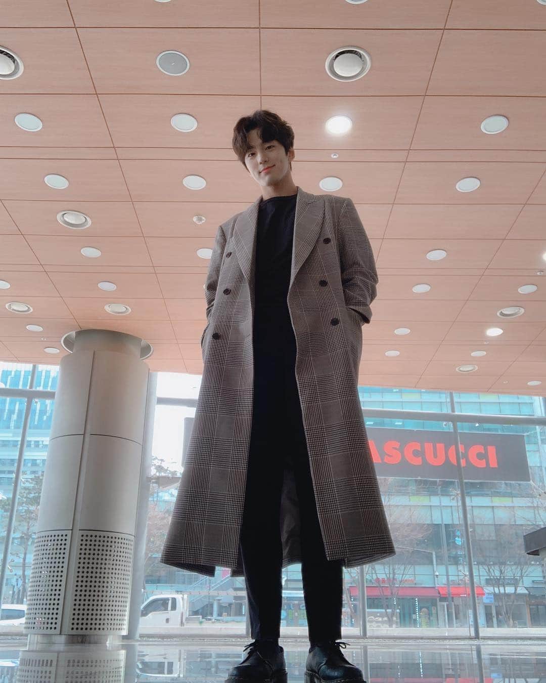 キム・ミンギュのインスタグラム：「거인인척 한번 해봤슴돠🤪」