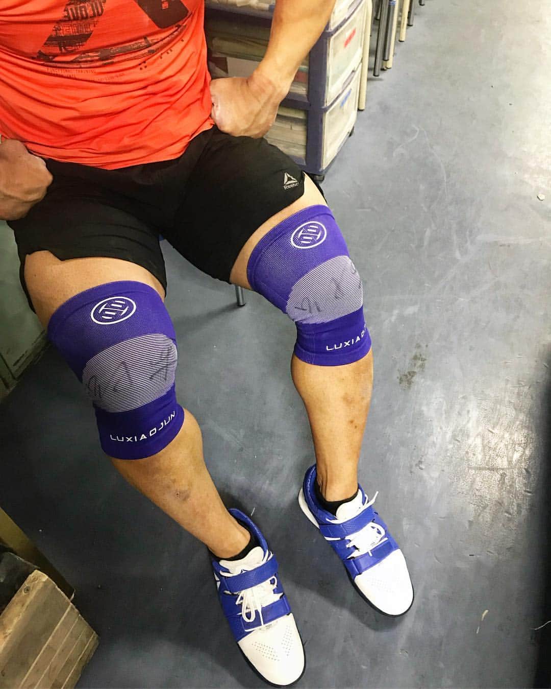 山本俊樹のインスタグラム：「@luxiaojunbarbell のニースリーブと @reebokjp のレガシーリフターの組み合わせはかなりカッコいい  #weightlifting #snatch #cleanandjerk #squat #deadlift  #耐えて勝つ #率先垂範 #山本俊樹 #LEGACYLIFTER」