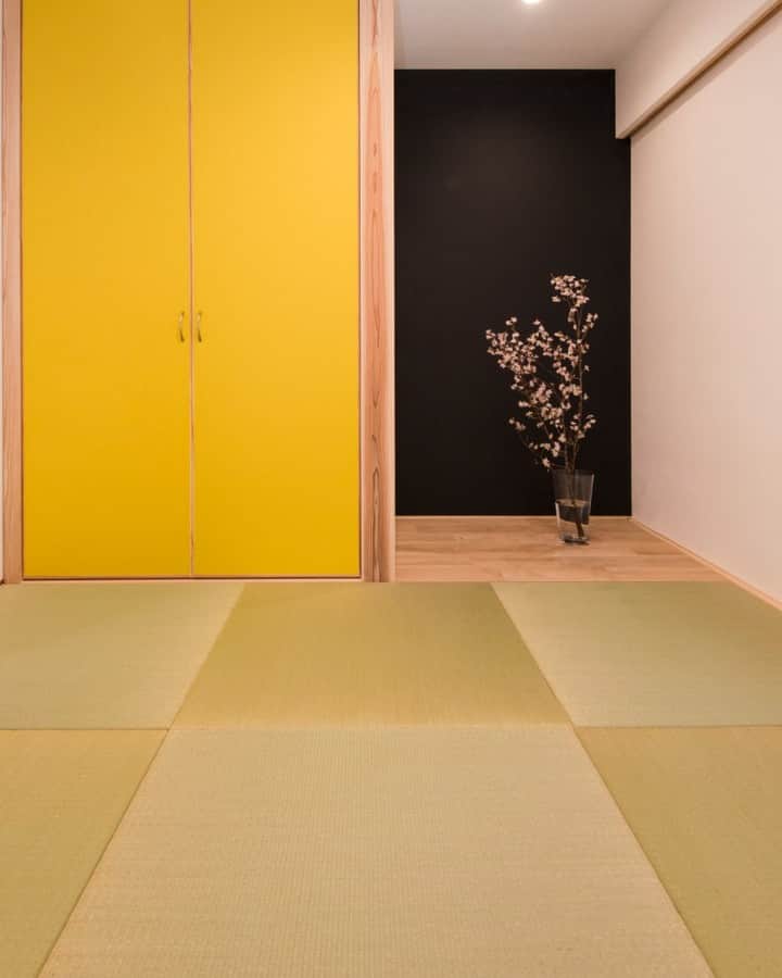 住まい工房 福井 新築 注文 住宅 工務店さんのインスタグラム写真 - (住まい工房 福井 新築 注文 住宅 工務店Instagram)「色のコントラストが美しい畳コーナー。床の間背面の黒に、生け花がよく映えます。今回は春らしく、桜をチョイス。 壁は漆喰で、調湿等の機能性も兼ね備えています。 * プロフィール( @sumaikobo.co.jp )内にあるリンク先より、その他のPicもご覧下さい。 * #福井 #福井県 #fukui #福井市 #福井家づくり #福井注文住宅 #福井工務店 #福井新築 #福井マイホーム #チルチンびと #住まい工房福井 #マイホーム #新築 #注文住宅 #住宅 #家づくり#工務店 #木の家 #新築一戸建て #マイホーム計画 #自然素材 #設計事務所 #施工事例 #デザイン住宅 #畳コーナー #漆喰　#襖 #床の間 #和室」3月28日 12時56分 - sumaikobo.co.jp