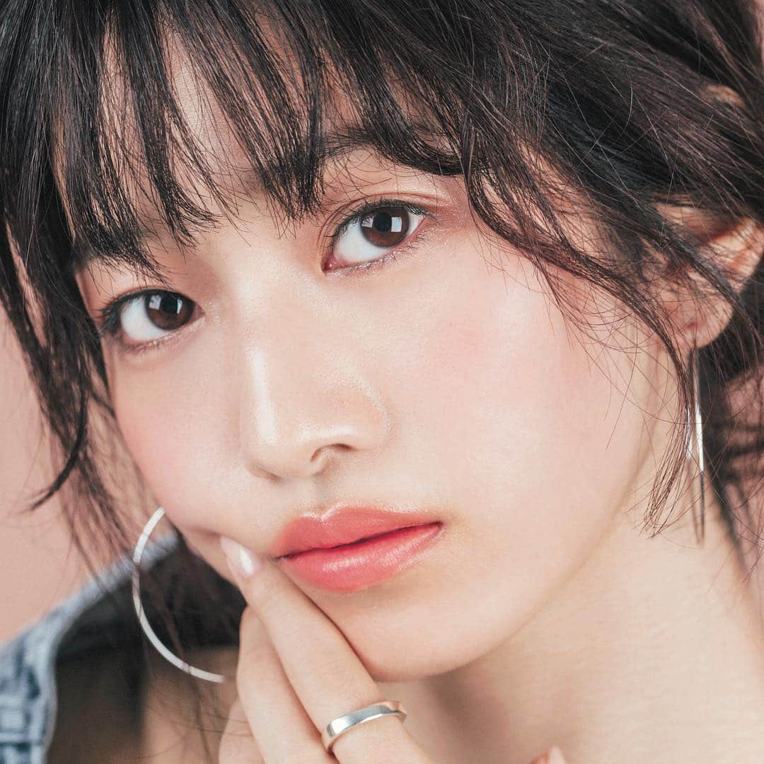 のインスタグラム：「今月号のCanCamには、あの「テラスハウス」でも人気の小室安未ちゃん @ami_komuro がメーク企画に初登場‼️ びっくりするほどの小顔にキラキラの瞳…めちゃくちゃ可愛い💕 他では見せないモデルの安未ちゃんをチェックしてくださいね🎶  #CanCam #小室安未 #テラスハウス #メーク」