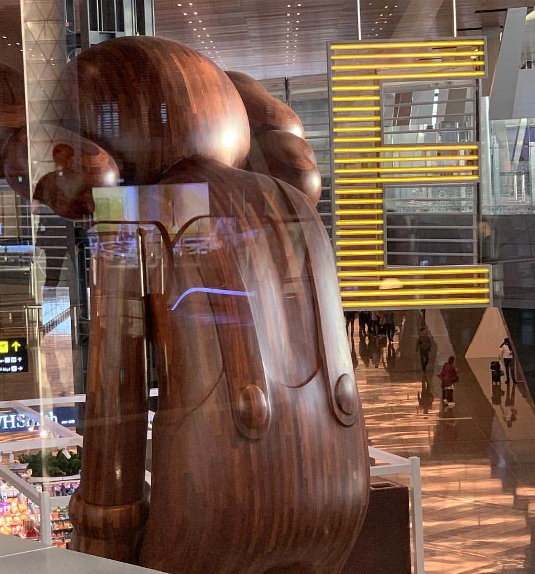 KAWSONEさんのインスタグラム写真 - (KAWSONEInstagram)「I visited the @hiaqatar a little early to say hello to SMALL LIE before flying home. I have to say, it’s expression did not change when it saw me.. Thank you @almayassabnthamad @nmoqatar @qatar_museums for such a fast but great trip! I look forward to being back in the fall! #KAWS #HIAQatar」3月28日 13時02分 - kaws