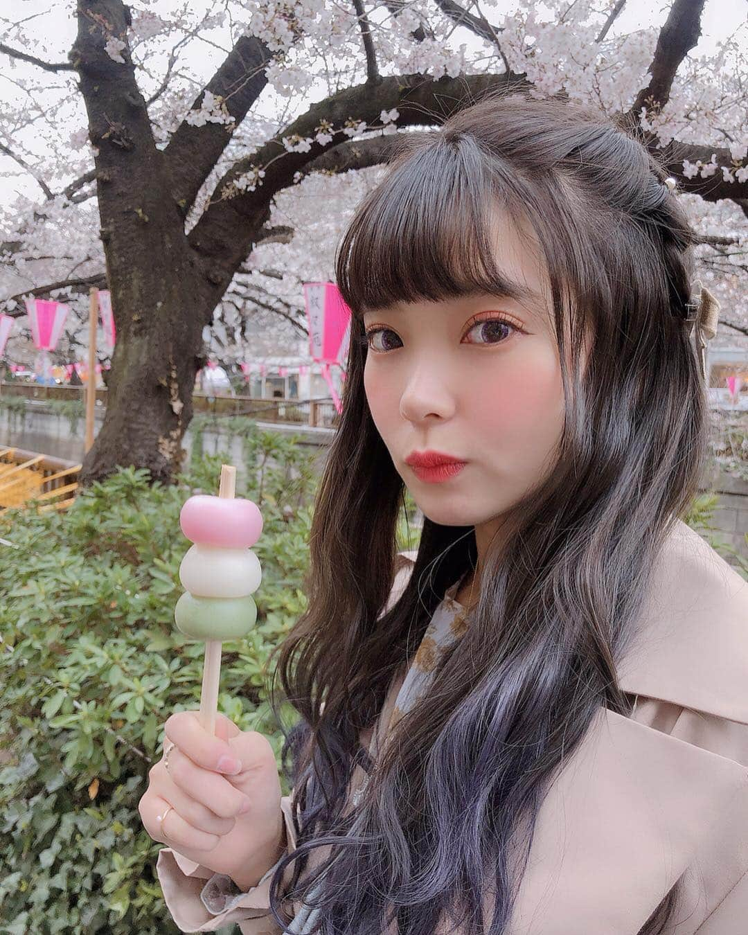 mimさんのインスタグラム写真 - (mimInstagram)「花より団子です🌸  #me#mim#photo#instagood#followme#中目黒#目黒川#目黒川桜まつり#fashion#hairstyle」3月28日 13時02分 - mim_11_11