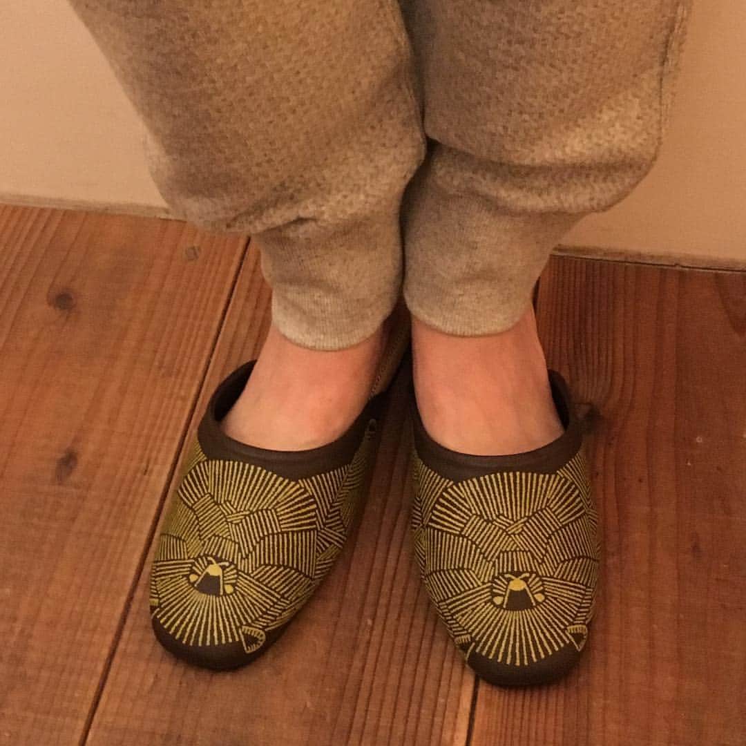 Simply_apronさんのインスタグラム写真 - (Simply_apronInstagram)「\\ 新生活のアイテム Fuller パントゥフル // . 新生活をリラックスして過ごすおすすめアイテムが「Fuller」のパントゥフル。パントゥフルとはフランス語でスリッパのこと。 . フォルムや素材、デザインにこだわり手作業で作られている日本製です。 . ご自宅用はもちろん、引っ越し祝いなどのプレゼントにもおすすめ。 . 是非、コレド室町店でご覧くださいね。 . ──────────────── Fuller パントゥフル各種 2,900円+税〜3,200円+税 https://shop-simply-coltd.jp/products/list.php?category_id=36 ──────────────── . ★Simply ONLINE SHOPはプロフィールURLから↓ @simplycoltd . ★Instagramはこちら↓ https://www.instagram.com/simplycoltd/ . #simply #シンプリー #simplycoltd #エプロン #お出かけエプロン #ワークウエア #ウエア #apron #wear #workwear #キッチン雑貨 #キッチン #kitchen #simplygood #ボーイな女 #大人カジュアル #newlife #Fuller #pantoufle #gift #新生活 #フラー #パントゥフル #スリッパ #ギフト #プレゼント」3月28日 13時03分 - simplycoltd