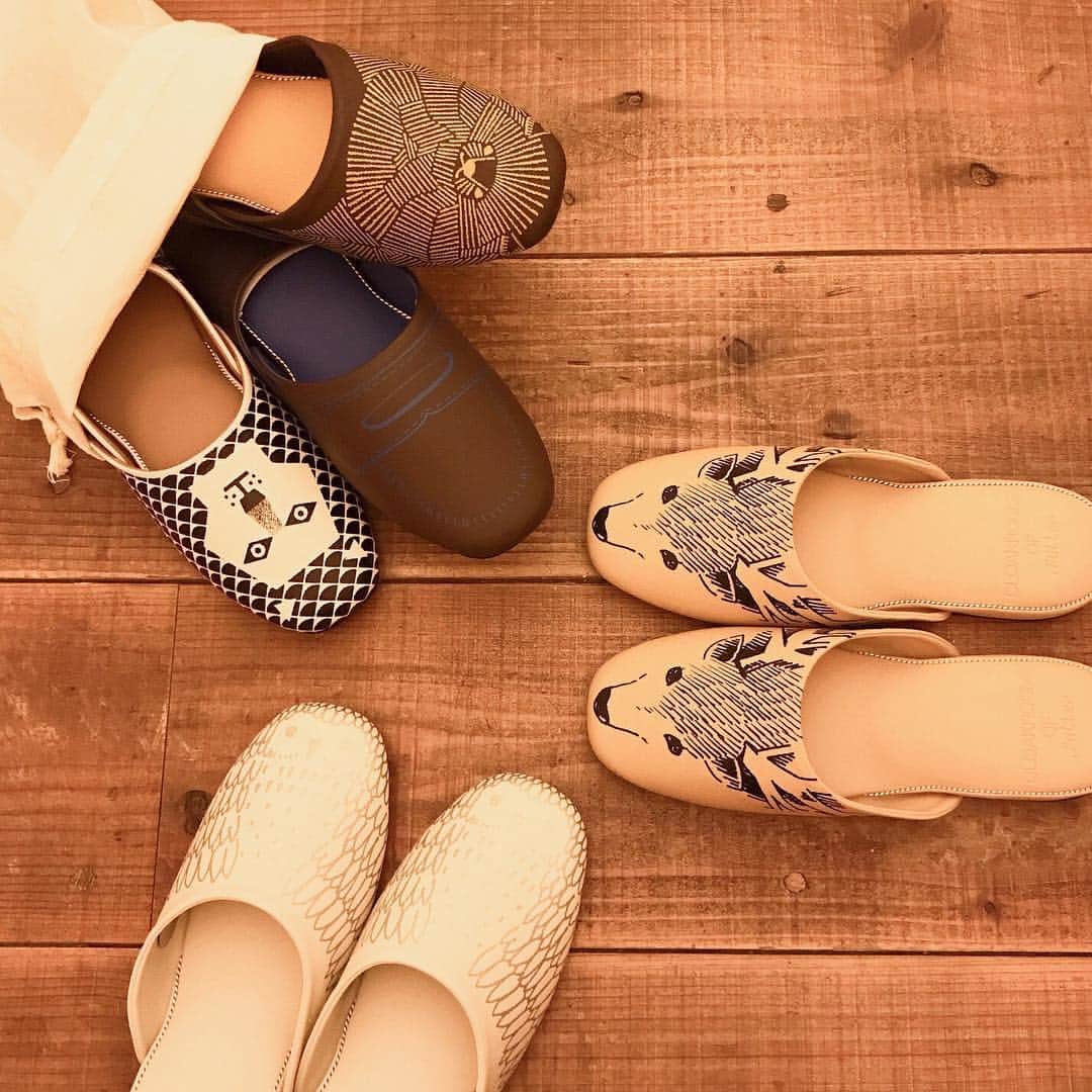 Simply_apronさんのインスタグラム写真 - (Simply_apronInstagram)「\\ 新生活のアイテム Fuller パントゥフル // . 新生活をリラックスして過ごすおすすめアイテムが「Fuller」のパントゥフル。パントゥフルとはフランス語でスリッパのこと。 . フォルムや素材、デザインにこだわり手作業で作られている日本製です。 . ご自宅用はもちろん、引っ越し祝いなどのプレゼントにもおすすめ。 . 是非、コレド室町店でご覧くださいね。 . ──────────────── Fuller パントゥフル各種 2,900円+税〜3,200円+税 https://shop-simply-coltd.jp/products/list.php?category_id=36 ──────────────── . ★Simply ONLINE SHOPはプロフィールURLから↓ @simplycoltd . ★Instagramはこちら↓ https://www.instagram.com/simplycoltd/ . #simply #シンプリー #simplycoltd #エプロン #お出かけエプロン #ワークウエア #ウエア #apron #wear #workwear #キッチン雑貨 #キッチン #kitchen #simplygood #ボーイな女 #大人カジュアル #newlife #Fuller #pantoufle #gift #新生活 #フラー #パントゥフル #スリッパ #ギフト #プレゼント」3月28日 13時03分 - simplycoltd