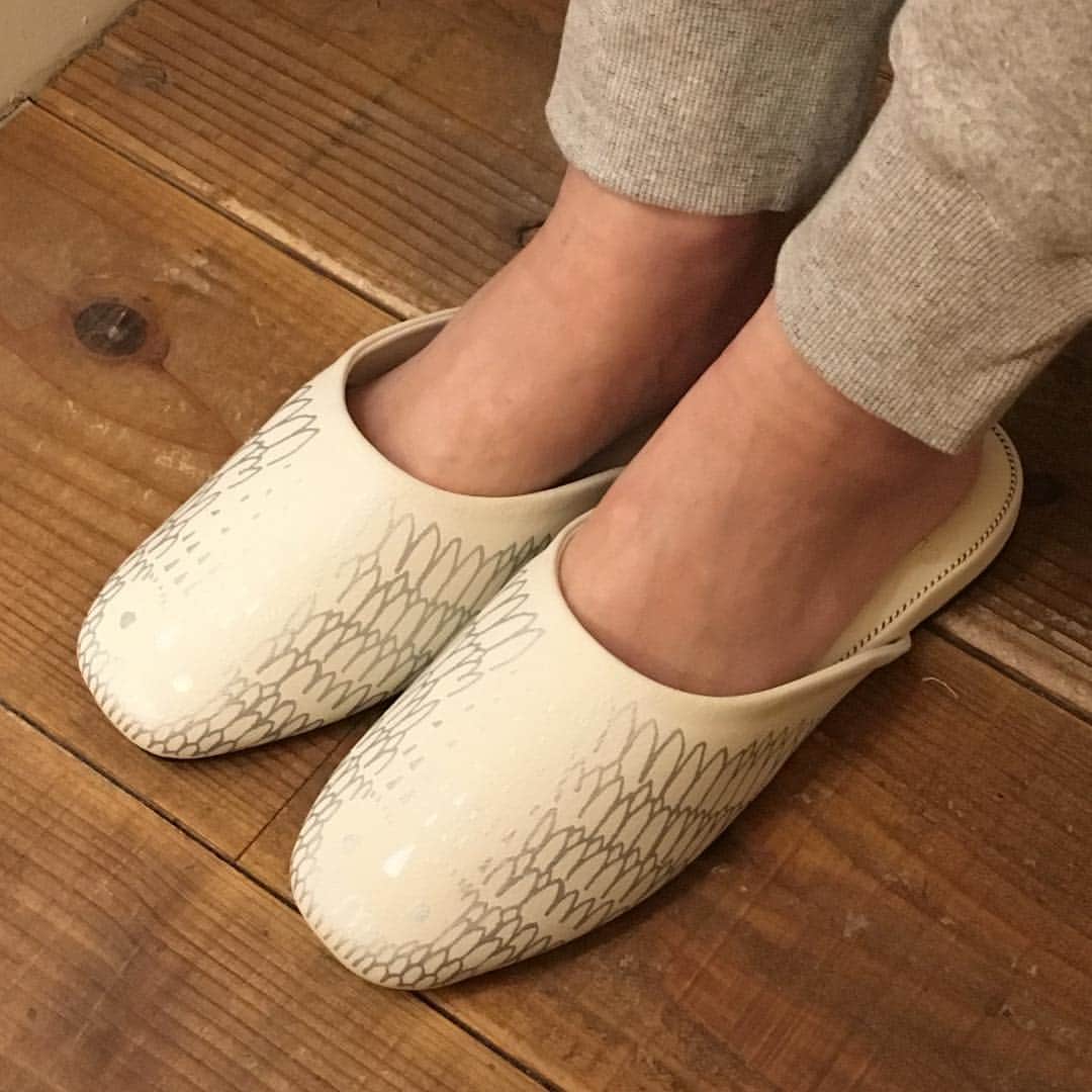 Simply_apronさんのインスタグラム写真 - (Simply_apronInstagram)「\\ 新生活のアイテム Fuller パントゥフル // . 新生活をリラックスして過ごすおすすめアイテムが「Fuller」のパントゥフル。パントゥフルとはフランス語でスリッパのこと。 . フォルムや素材、デザインにこだわり手作業で作られている日本製です。 . ご自宅用はもちろん、引っ越し祝いなどのプレゼントにもおすすめ。 . 是非、コレド室町店でご覧くださいね。 . ──────────────── Fuller パントゥフル各種 2,900円+税〜3,200円+税 https://shop-simply-coltd.jp/products/list.php?category_id=36 ──────────────── . ★Simply ONLINE SHOPはプロフィールURLから↓ @simplycoltd . ★Instagramはこちら↓ https://www.instagram.com/simplycoltd/ . #simply #シンプリー #simplycoltd #エプロン #お出かけエプロン #ワークウエア #ウエア #apron #wear #workwear #キッチン雑貨 #キッチン #kitchen #simplygood #ボーイな女 #大人カジュアル #newlife #Fuller #pantoufle #gift #新生活 #フラー #パントゥフル #スリッパ #ギフト #プレゼント」3月28日 13時03分 - simplycoltd