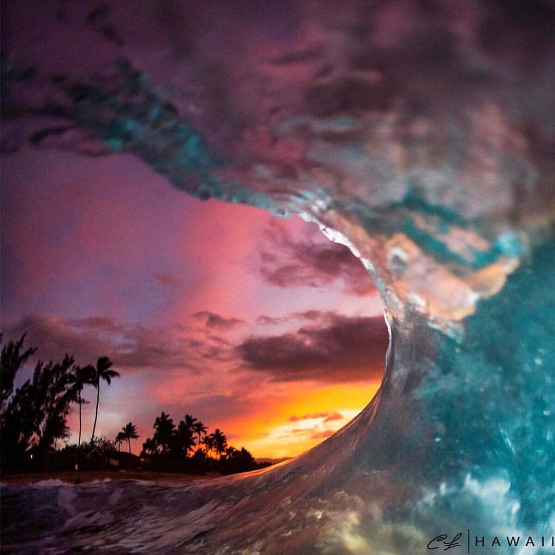 クラーク・リトルさんのインスタグラム写真 - (クラーク・リトルInstagram)「When a Hawaiian sunset meets an ocean wave 🌊🌈🤙🏼 #hawaii #paradise #ocean #wave #nature #aloha #clarklittle 🆑 Shot taken 3-24-19 with a Nikon D850 SB-5000 flash⚡️ @cmthousings」3月28日 13時06分 - clarklittle