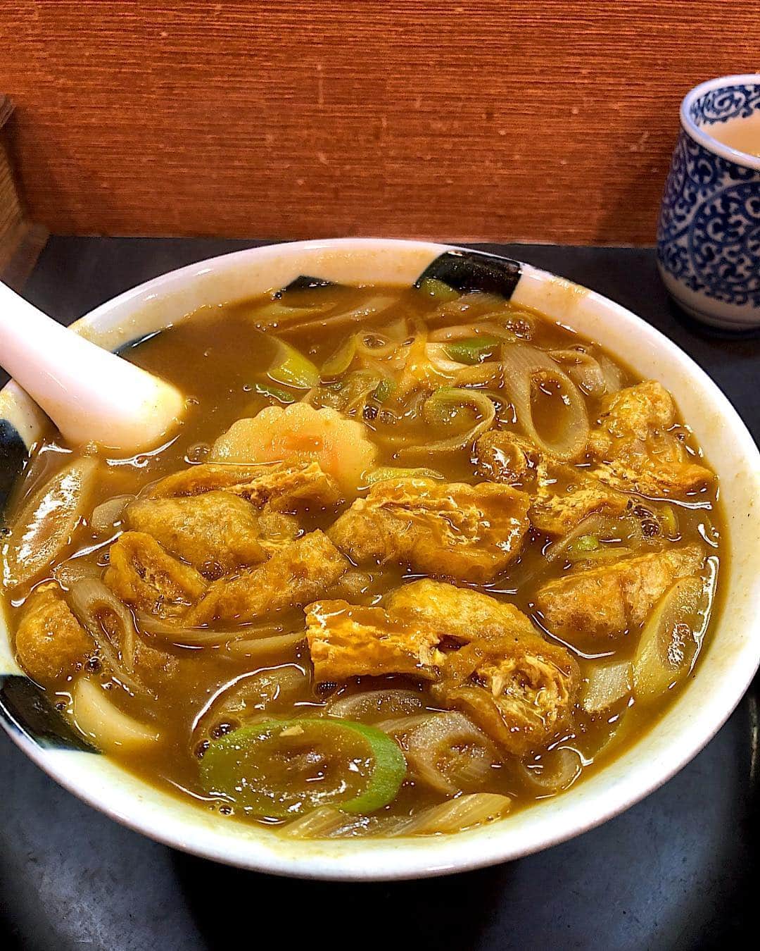 加藤紀子のインスタグラム：「好きな店の好きな物だけ食べて 心身共に満たされたいという理由で 6年、毎週通った名古屋でのランチはほぼこの メニューでした🥢  ①お名前出せないうどん屋さんのカレーうどん ②あんかけスパが人気の「チャオ」 鉄板ホットナポリタン （5年くらいはこの二択ランチ） ③アンディカレー ④蘭州拉麺 ⑤ スパイスカレー あかつ亭  ①のお店ではお誕生日をお祝いしたりしてもらったり、 ②のお店は新幹線にアクセスしやすいお店が年々増えて助かったり （私はゲートタワー12階からの眺めを楽しみながら頂くのが好きでした） ③店主さんとカレー談義をDMでさせてもらったり ④ほぼ海外のお客様ばかりで 旅気分高まる楽しさも味わえたり ⑤いつも長蛇の列らしいのですが 有難くもタイミングに恵まれ、本日もまた美味しく頬張れたり。  これらのお店のおかげで （しかも閉店とか悲しいニュースもなく）お仕事が頑張れました！  どちらのお店も ありがとうございました、 そしてご馳走様でしたー😋  #名古屋カレーうどんの名店 #チャオ鉄板ホットナポリタン #アンディカレー #蘭州拉麺 #あかつ亭」